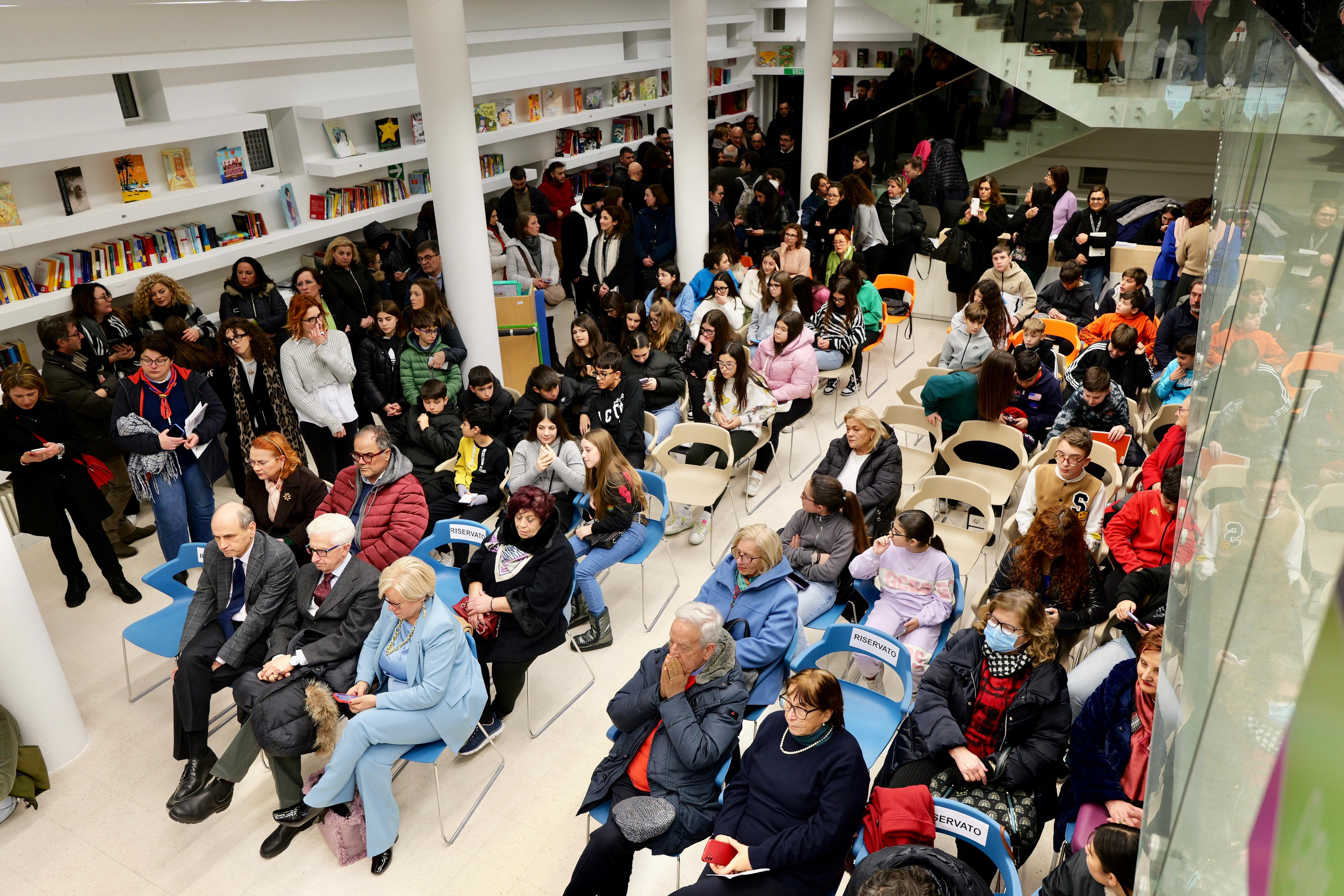 Galleria INAUGURATA LA BIBLIOTECA LOMBARDI AL SAN PAOLO DI BARI, UNDICESIMA DELLA RETE COLIBRÌ A BARI E FRA LE 130 BIBLIOTECHE DI COMUNITÀ REALIZZATE IN PUGLIA.  - Diapositiva 3 di 4