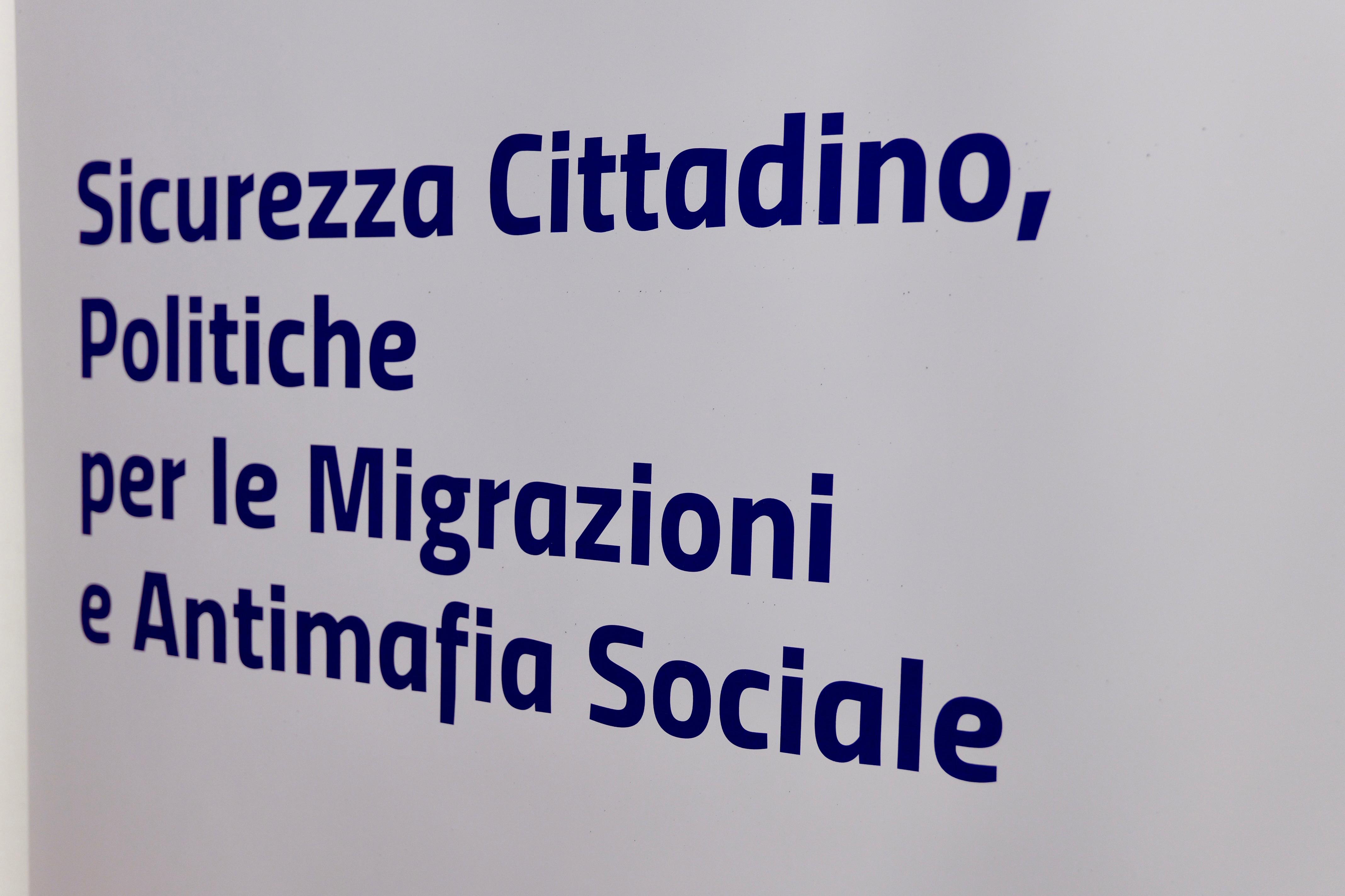 Galleria BARI, EMILIANO ALLA BIBLIOTECA LOMBARDI DEL SAN PAOLO: “ANTIMAFIA SOCIALE SIGNIFICA FAR VIVERE I QUARTIERI, OFFRENDO SERVIZI E DIRITTI AI RESIDENTI” - Diapositiva 3 di 11