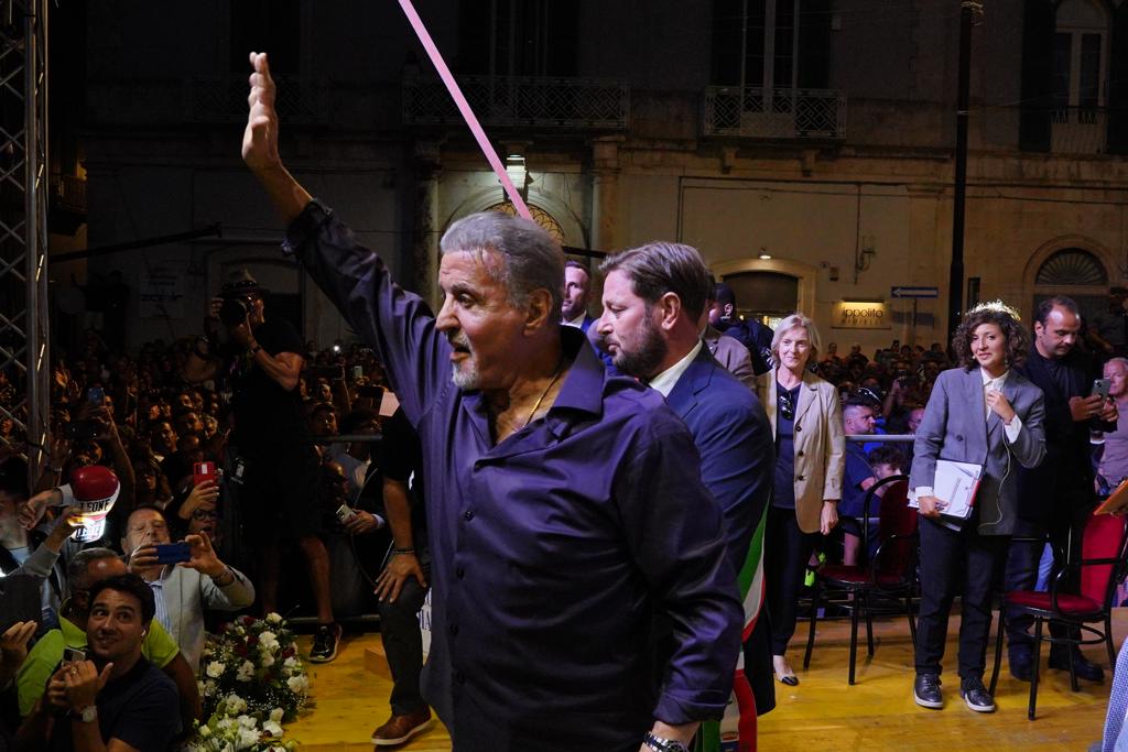 Galleria IL PRESIDENTE EMILIANO A GIOIA DEL COLLE PER LA CITTADINANZA ONORARIA A SYLVESTER STALLONE - Diapositiva 11 di 16