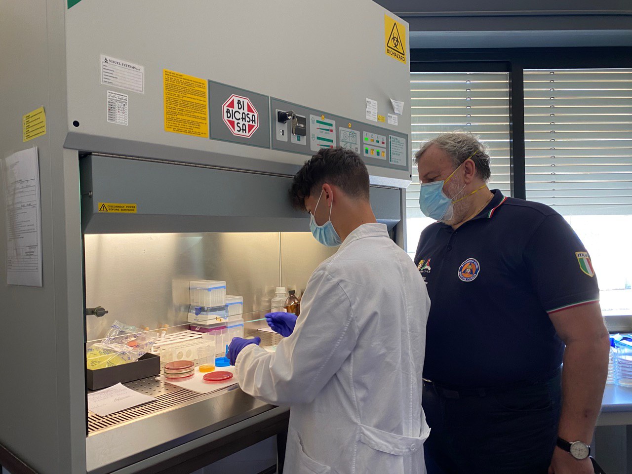 Galleria Emiliano visita il nuovo laboratorio di microbiologia e virologia del “De Bellis” di Castellana: può processare oltre 800 tamponi al giorno - Diapositiva 4 di 8
