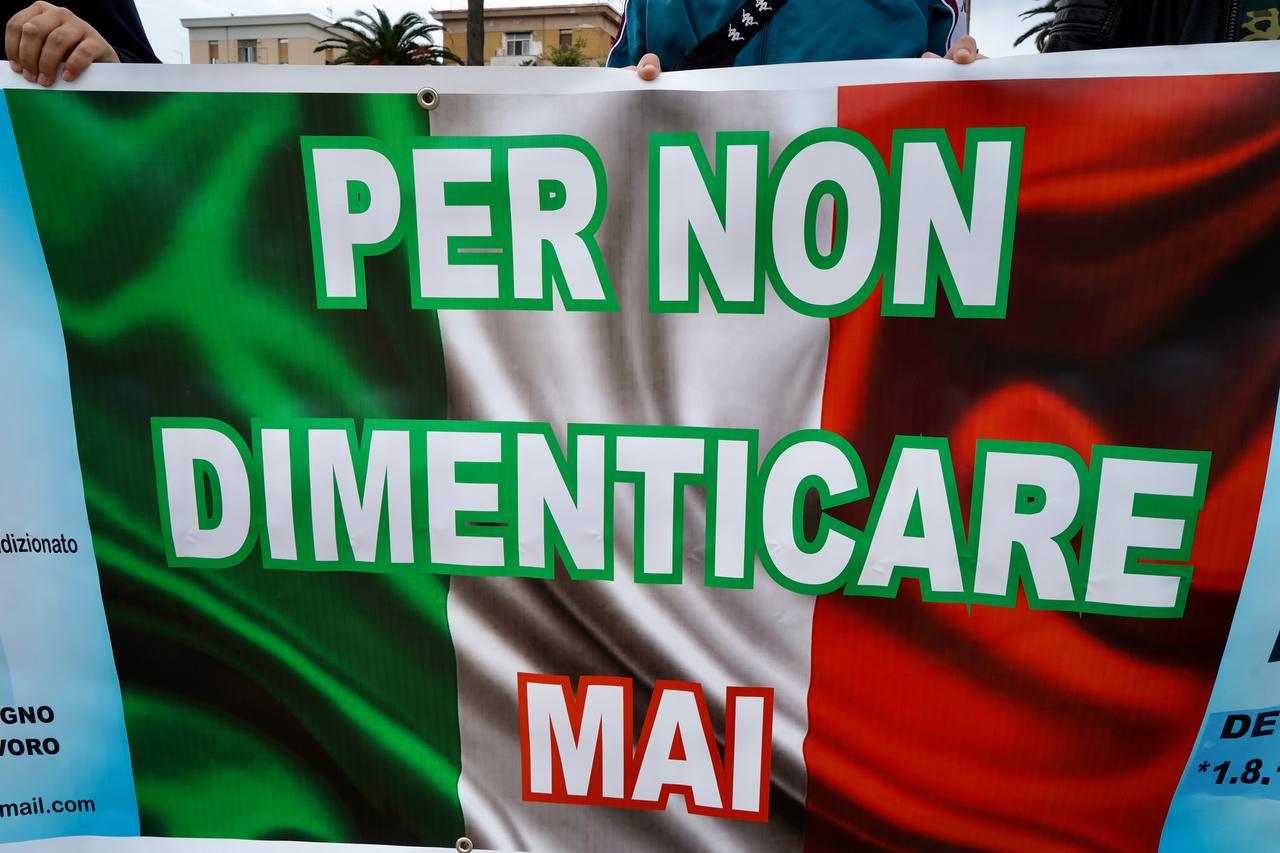 Galleria Taranto, il presidente Emiliano alla cerimonia in memoria dei caduti sul lavoro - Diapositiva 4 di 10