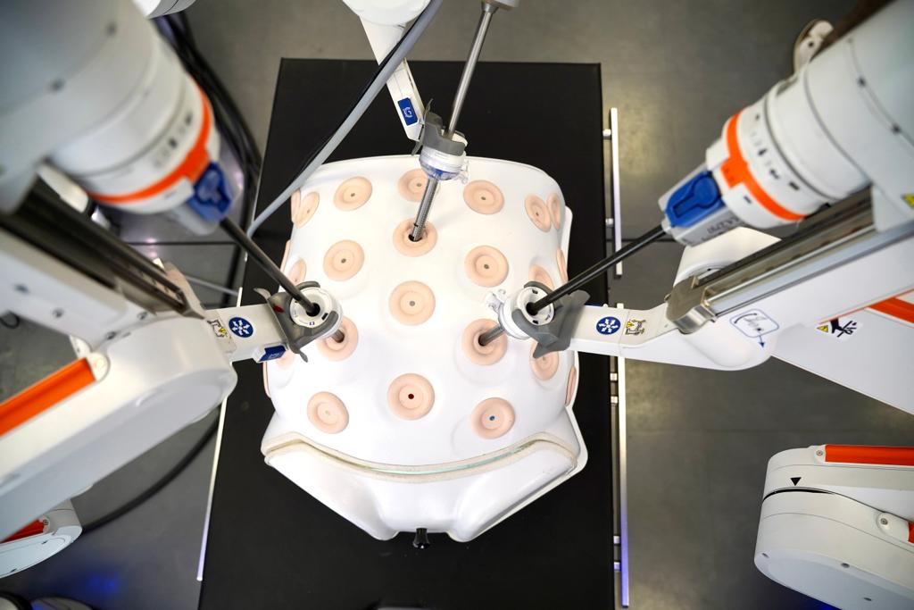 Galleria IL ROBOT HUGO AL MIULLI: IL FUTURO DELLA CHIRURGIA PRESENTATO A BARI.  EMILIANO: “CONSENTIRÀ ANCHE DI ABBASSARE I COSTI” - Diapositiva 5 di 5