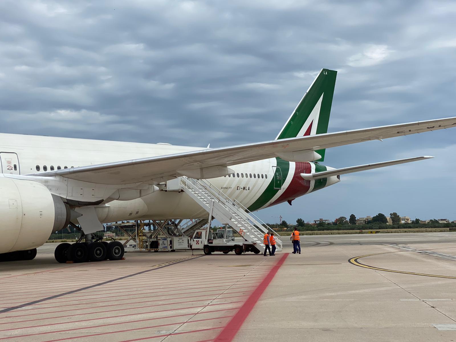 Galleria Centomila tute dpi arrivate oggi a Bari comprate  da Protezione Civile regionale - Diapositiva 1 di 11