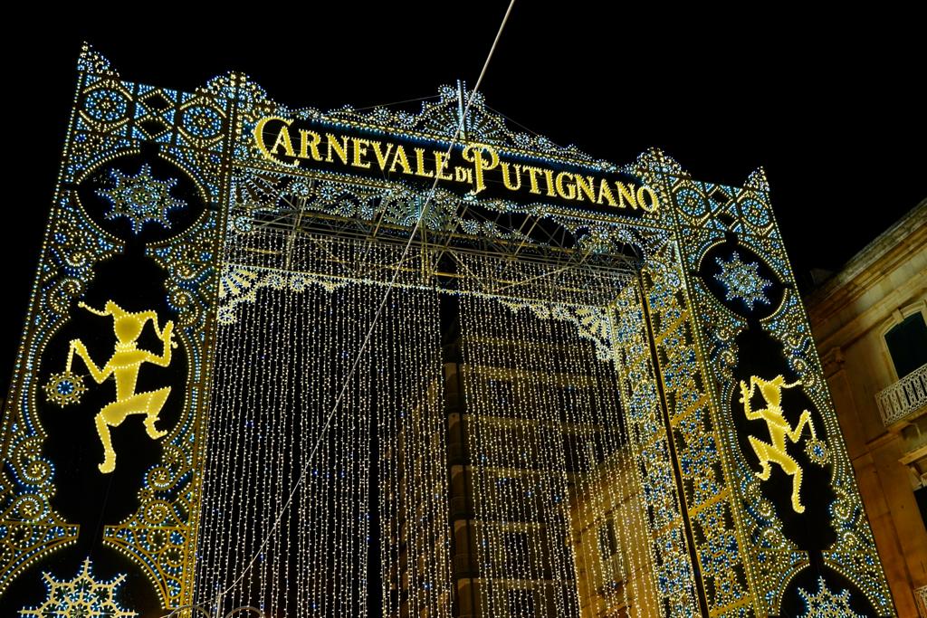 Galleria EMILIANO ALLA SFILATA DEI CARRI E DELLE MASCHERE DEL CARNEVALE DI PUTIGNANO: “ORGOGLIO DELLA PUGLIA”. - Diapositiva 5 di 17