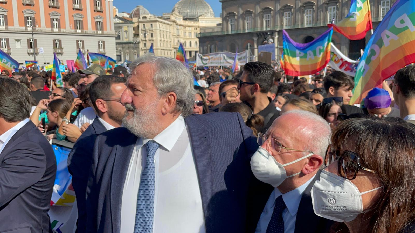 Galleria Emiliano alla marcia per la pace a Napoli: “Una piazza piena di giovani che ha intuito le insidie e le speranze di una generazione intera” - Diapositiva 2 di 7