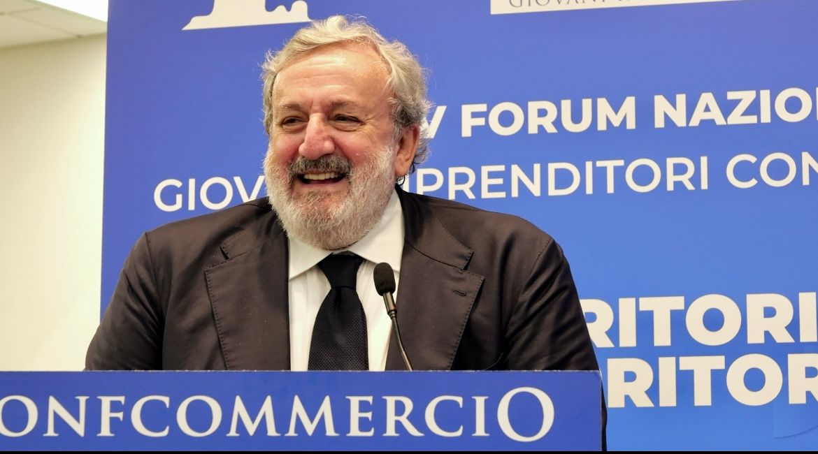 Galleria IL PRESIDENTE EMILIANO AL XIV FORUM NAZIONALE DEI GIOVANI IMPRENDITORI CONFCOMMERCIO - Diapositiva 1 di 6