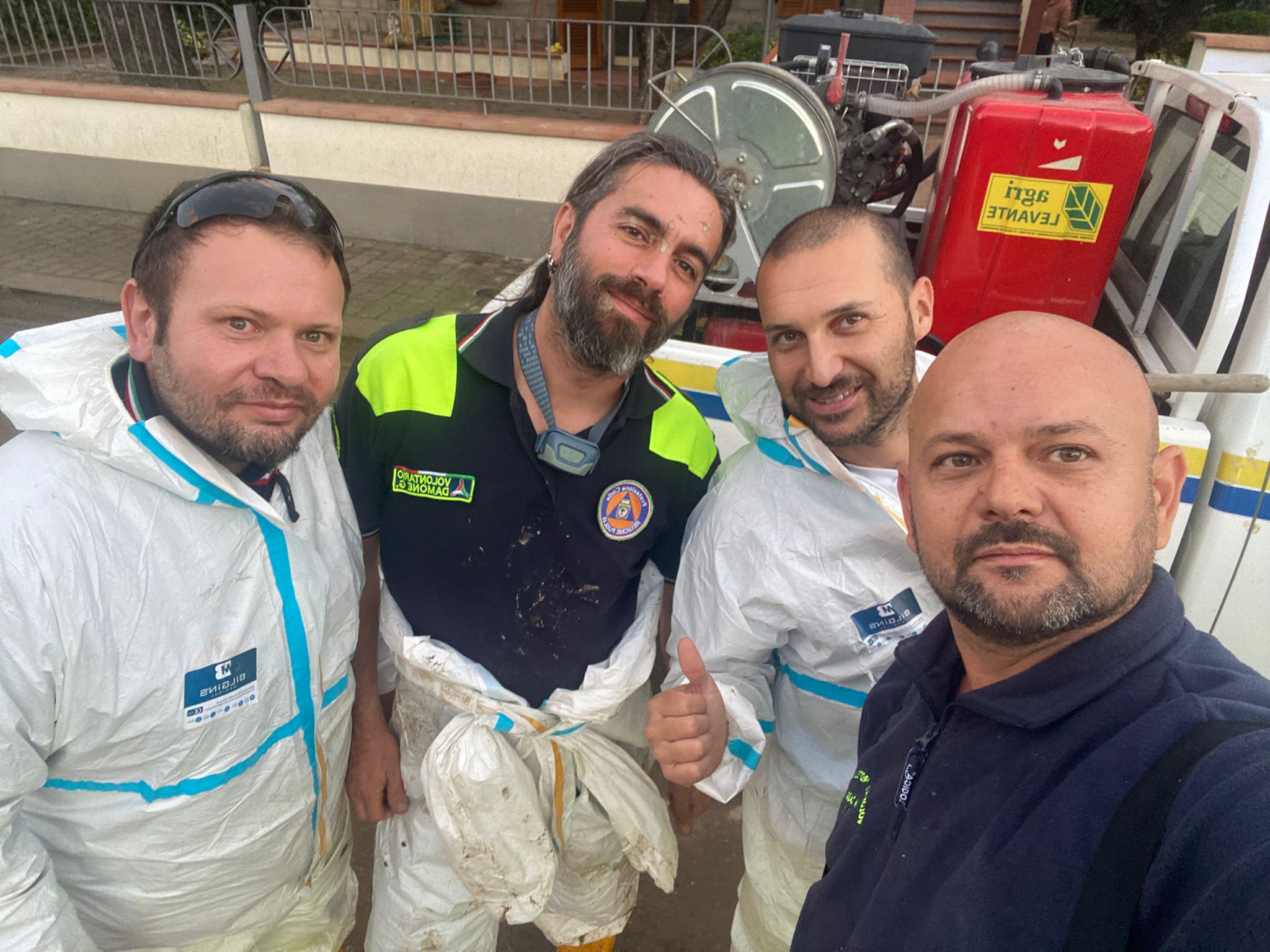 Galleria EMERGENZA ALLUVIONE, EMILIANO E GIANI A CAMPI BISENZIO CON LA COLONNA MOBILE DELLA PROTEZIONE CIVILE  - Diapositiva 14 di 18
