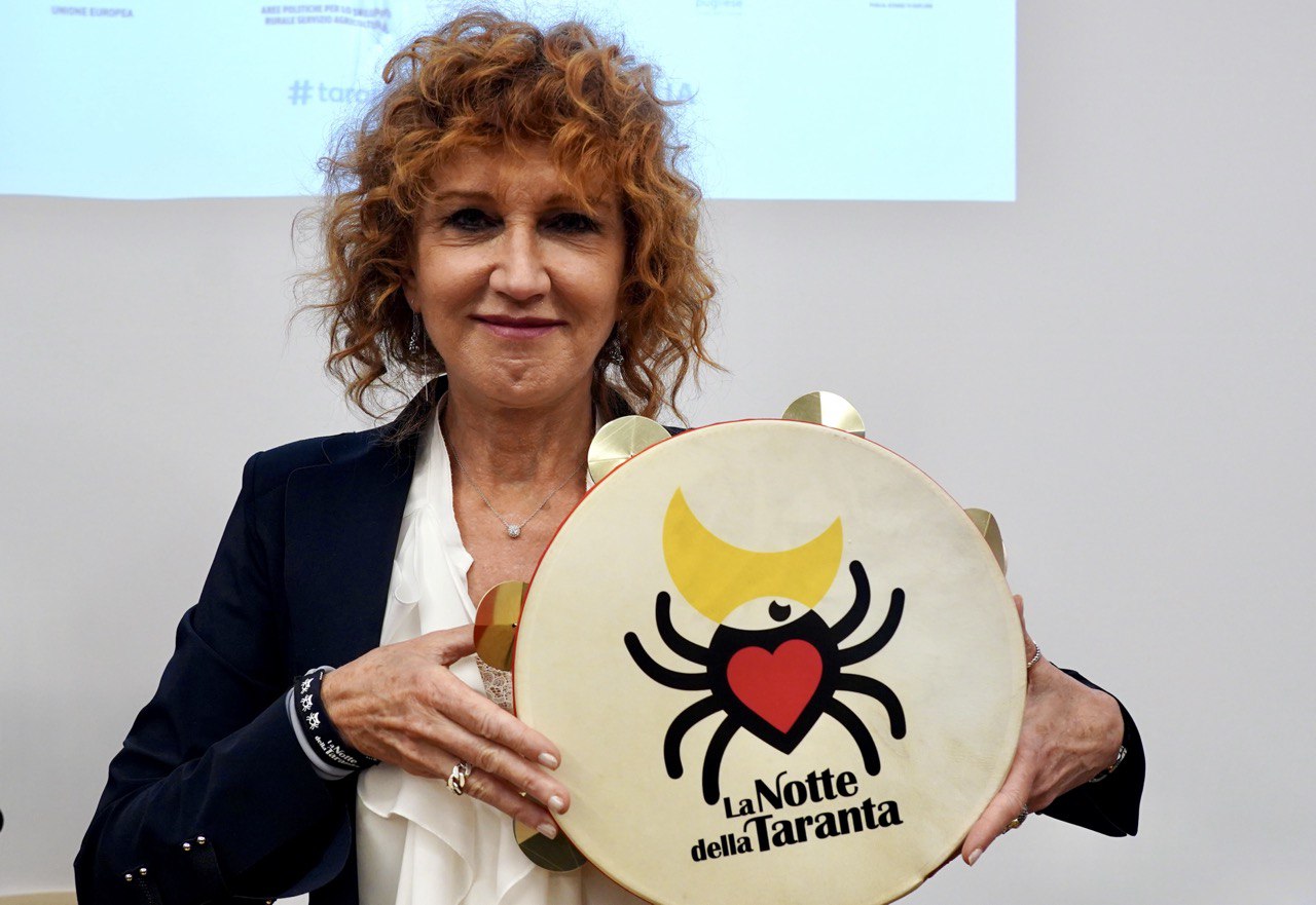 Galleria La Notte della Taranta 2023, maestra concertatrice Fiorella Mannoia - Diapositiva 9 di 11