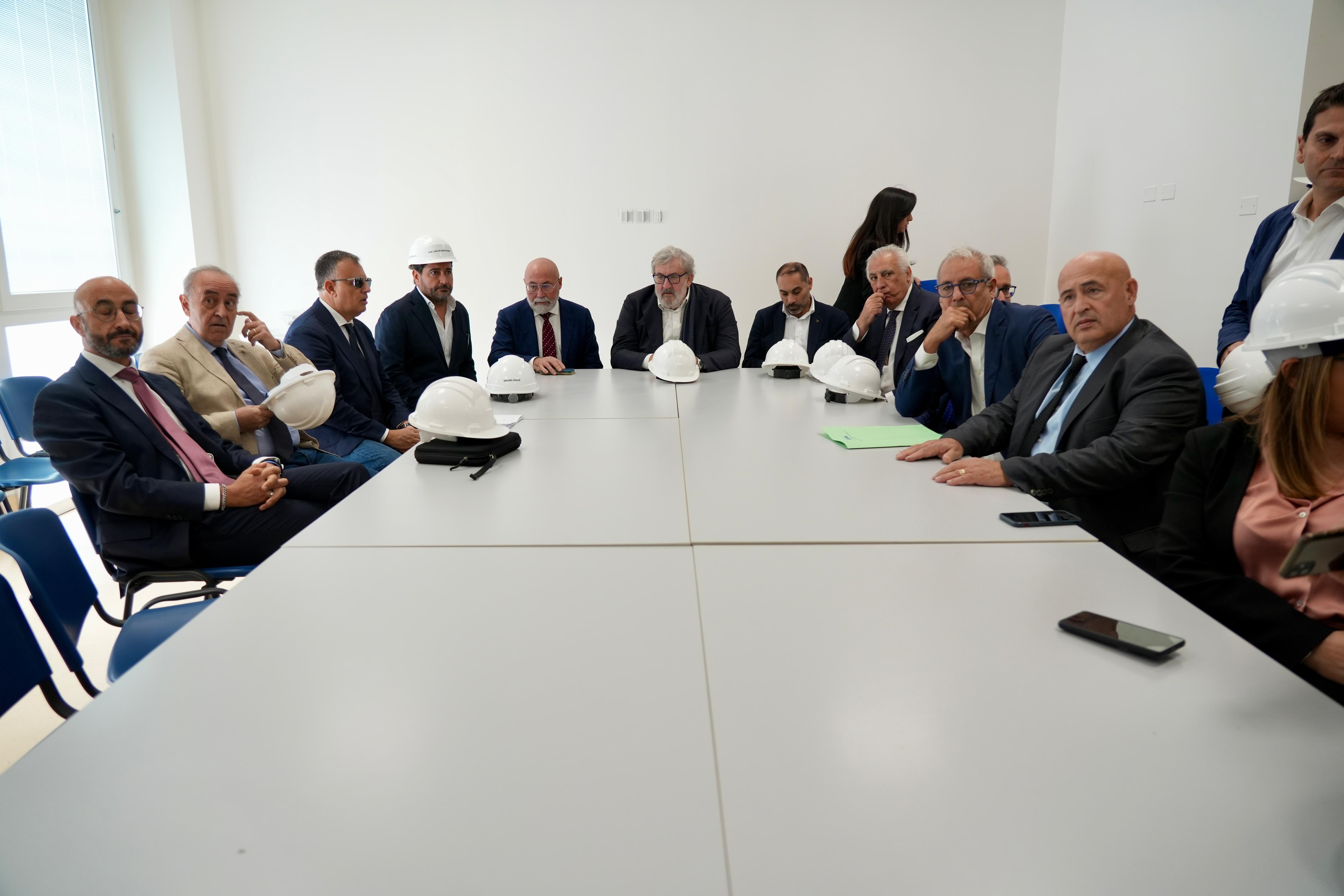 Galleria EMILIANO PRESIEDE LA CABINA DI REGIA SUL NUOVO OSPEDALE SAN CATALDO  A TARANTO: “SARÀ UNA STRUTTURA UNICA IN ITALIA” - Diapositiva 2 di 12