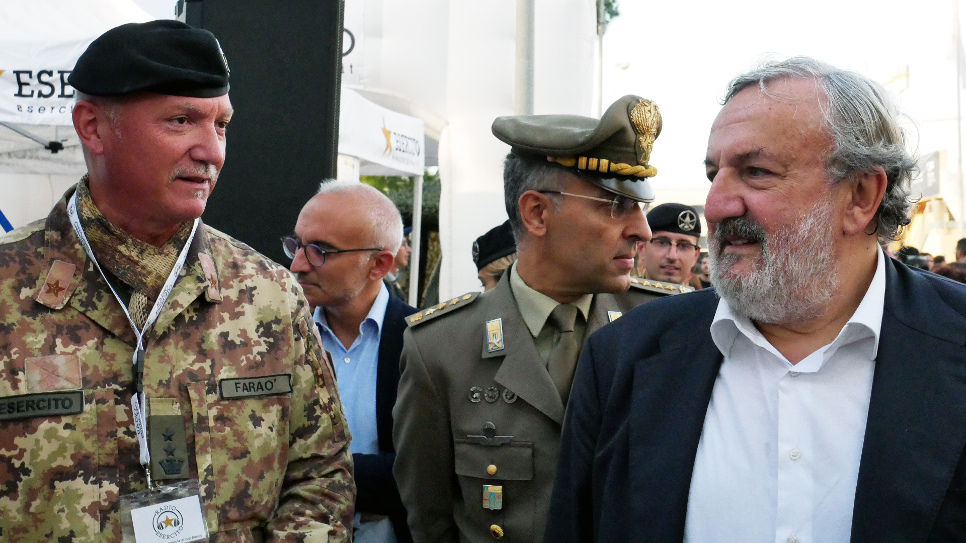 Galleria Fdl 22: Emiliano visita stand Esercito in Fiera - Diapositiva 5 di 9