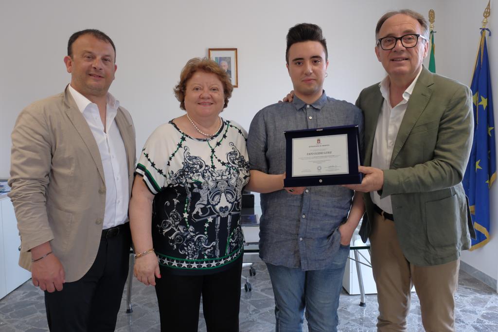 Galleria L’assessore regionale Leo premia studente vincitore del concorso nazionale di lingua francese - Diapositiva 6 di 6
