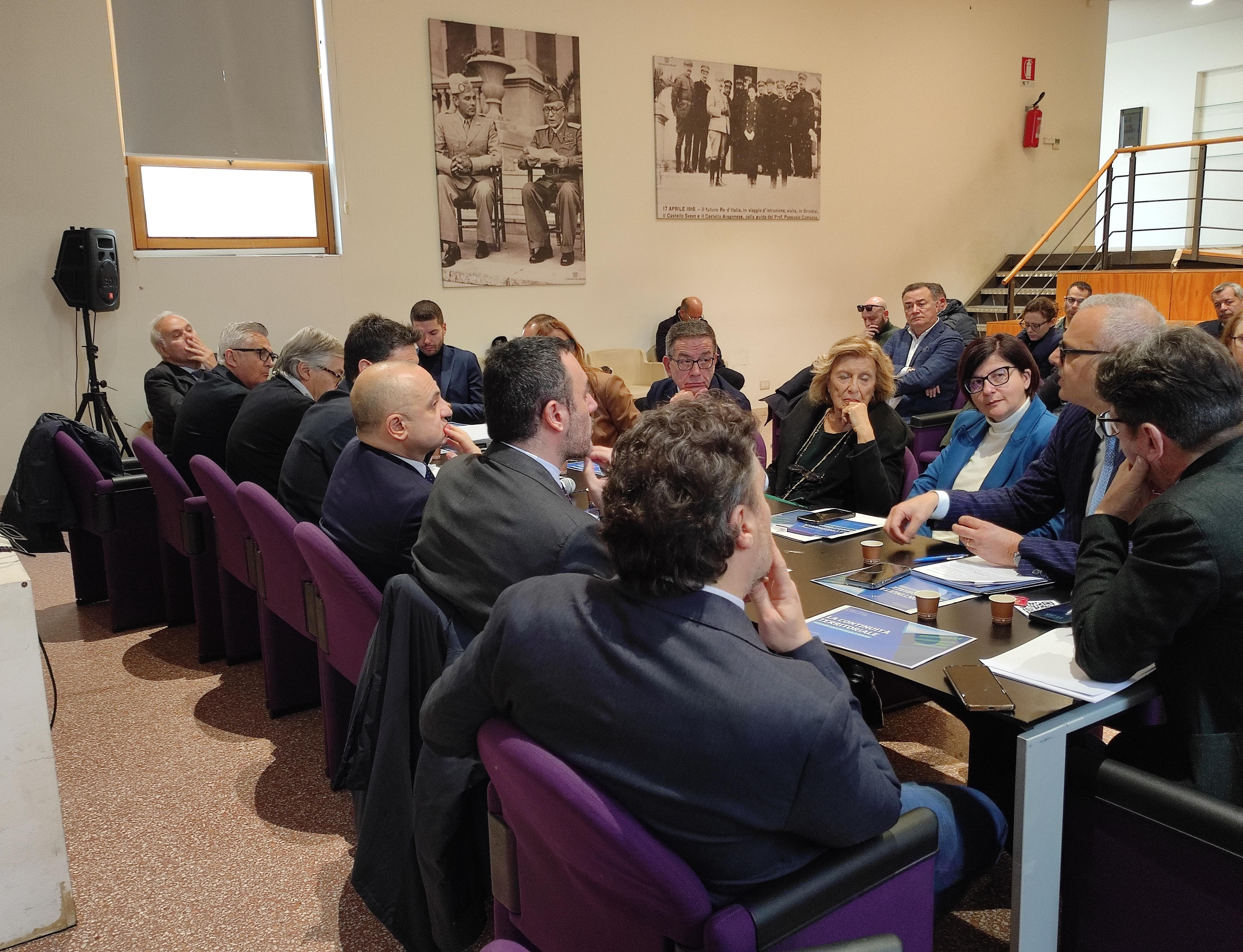 Galleria Aeroporto di Brindisi, Ciliento e Delli Noci all’incontro promosso dagli on. D’Attis e Caroppo: “Una proposta che va attentamente valutata e approfondita” - Diapositiva 4 di 6