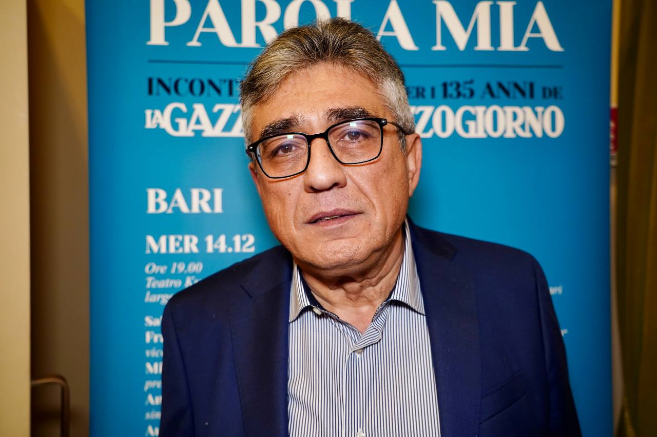 Galleria EMILIANO A “PAROLA MIA”, LA RASSEGNA PER I 135 ANNI DELLA GAZZETTA DEL MEZZOGIORNO: “DIETRO QUESTO GIORNALE CI SONO DEI SOGNI” - Diapositiva 8 di 10