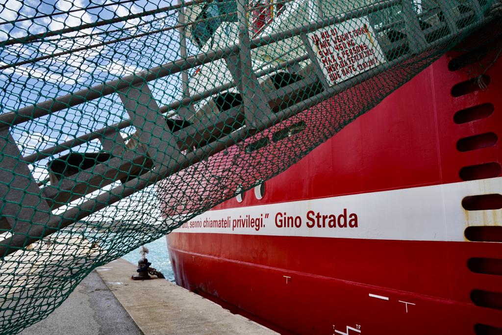 Galleria ACCOLTA A BRINDISI LA NAVE DI EMERGENCY CON 105 PERSONE SALVATE AL LARGO DELLA LIBIA. - Diapositiva 2 di 15