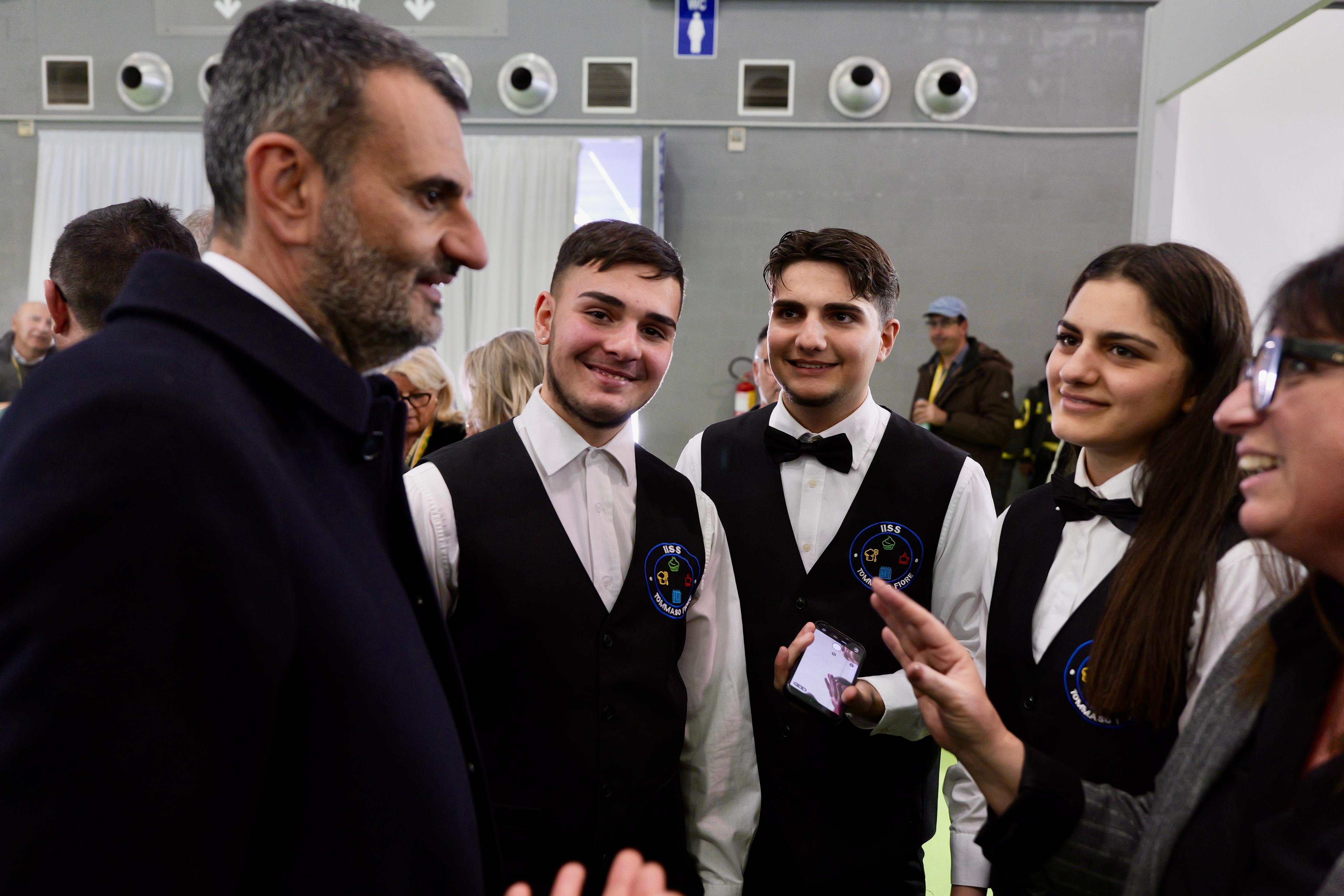 Galleria Evolio Expo 2026, Decaro: “Olivicoltura è settore strategico. Si lavori insieme per tutelare questo enorme patrimonio come condiviso con il sottosegretario La Pietra” - Diapositiva 4 di 7