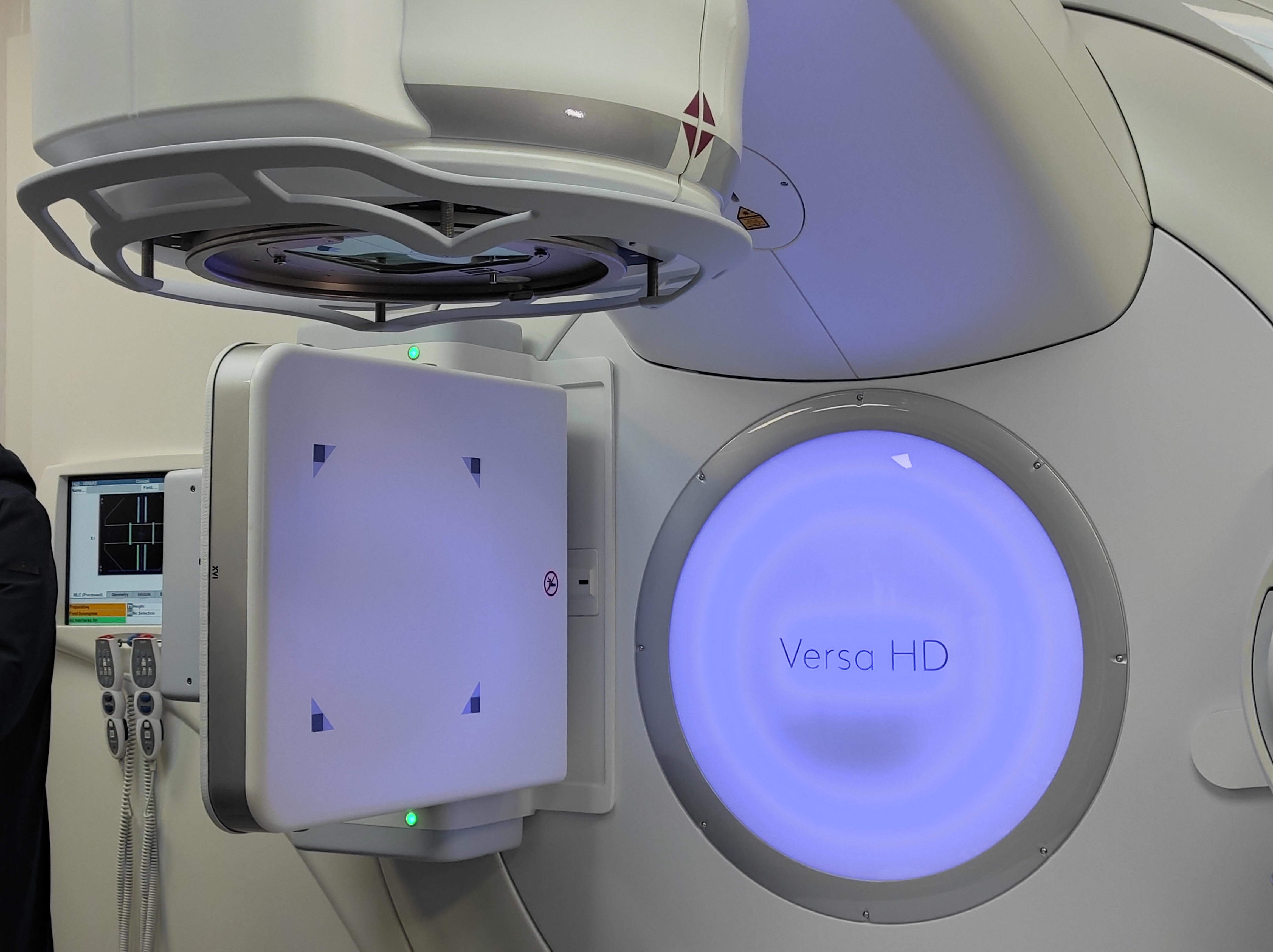 Galleria Policlinico Foggia, il presidente della Regione Michele Emiliano e l'assessore alla Sanità Raffaele Piemontese inaugurano il nuovo acceleratore lineare della Struttura di Radioterapia - Diapositiva 2 di 15