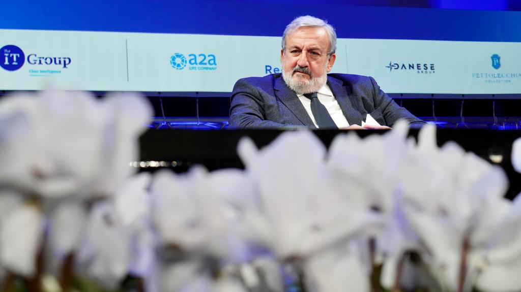 Galleria EMILIANO ALL’ASSEMBLEA DI CONFINDUSTRIA BRINDISI:  “VOGLIAMO TRASFORMARE BRINDISI NELLA CAPITALE DELL’INNOVAZIONE TECNOLOGICA DEL SALENTO” - Diapositiva 8 di 24