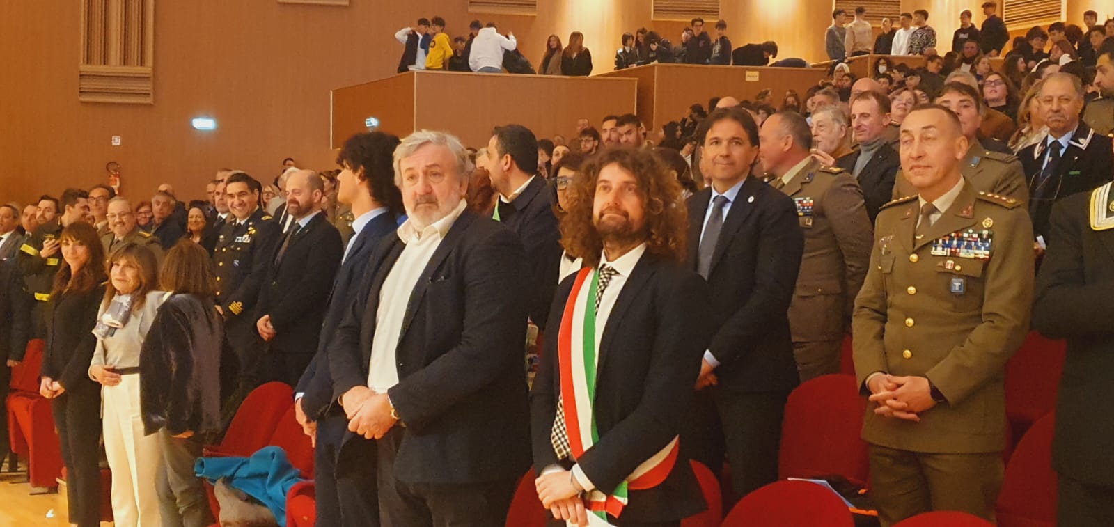 Galleria EMILIANO ALLA MANIFESTAZIONE “L’ITALIA S’È DESTA” ALL’AUDITORIUM DI BARI PER  IL 162° ANNIVERSARIO DELL’UNITÀ D’ITALIA. - Diapositiva 1 di 3