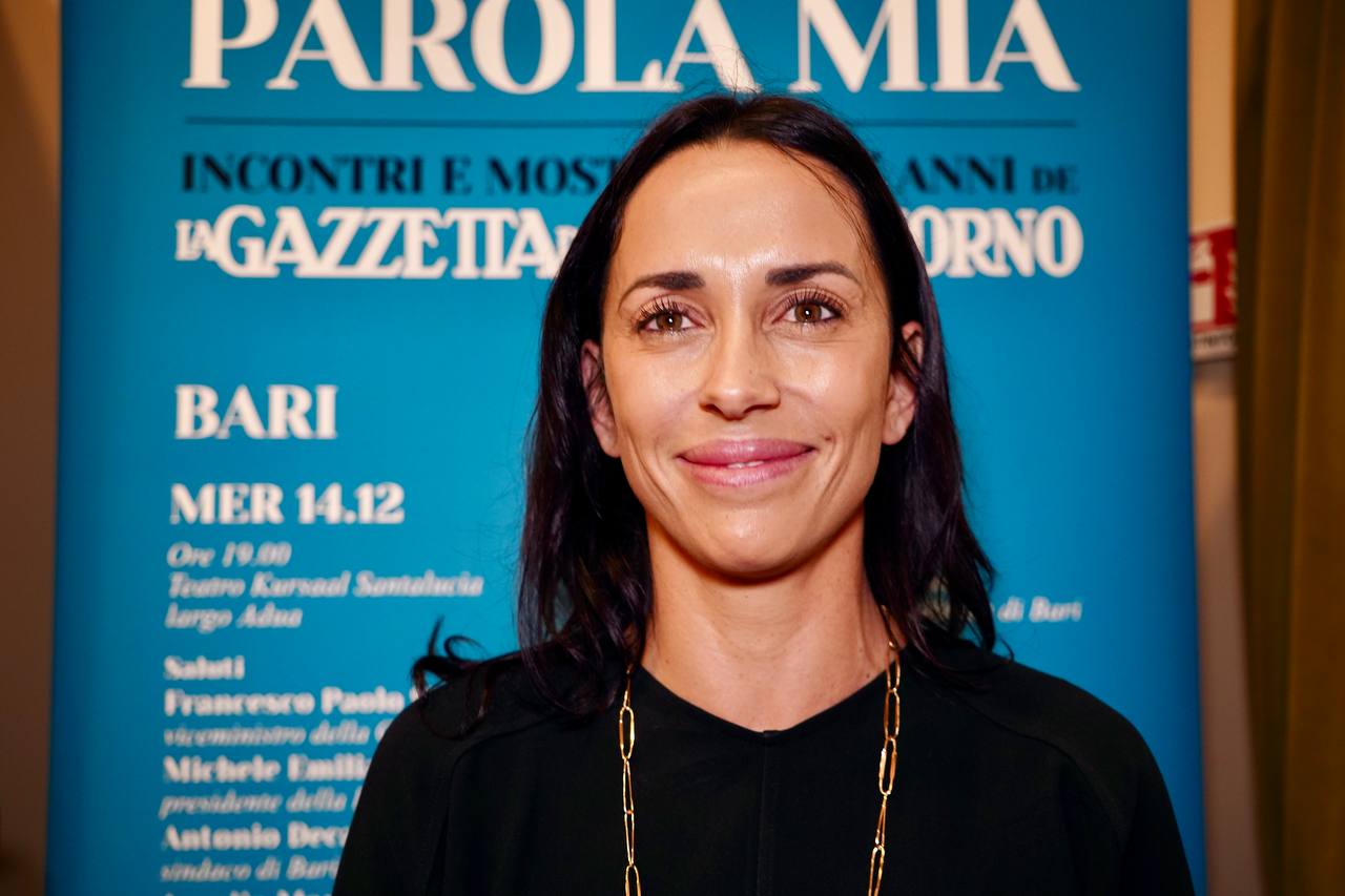 Galleria EMILIANO A “PAROLA MIA”, LA RASSEGNA PER I 135 ANNI DELLA GAZZETTA DEL MEZZOGIORNO: “DIETRO QUESTO GIORNALE CI SONO DEI SOGNI” - Diapositiva 5 di 10