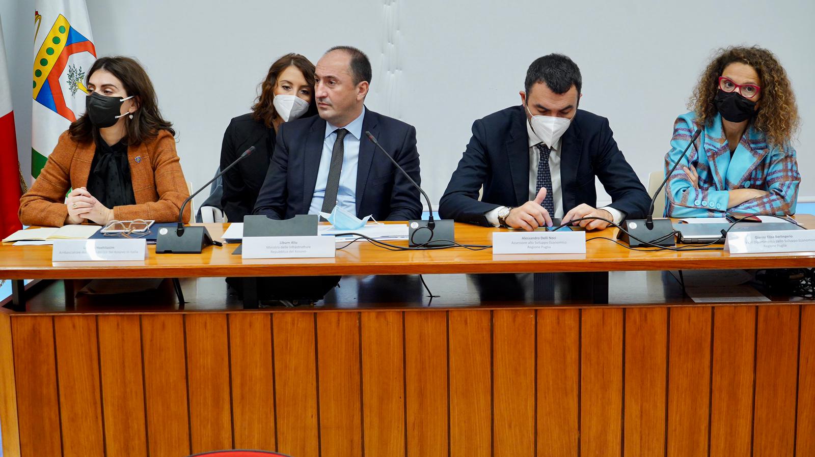 Galleria EMILIANO E DELLI NOCI RICEVONO IL MINISTRO DELLE INFRASTRUTTURE E L'AMBASCIATORE DEL KOSOVO: “RAFFORZARE I RAPPORTI DI COLLABORAZIONE TRA LA PUGLIA E IL PIÙ GIOVANE PAESE D’EUROPA” - Diapositiva 15 di 15