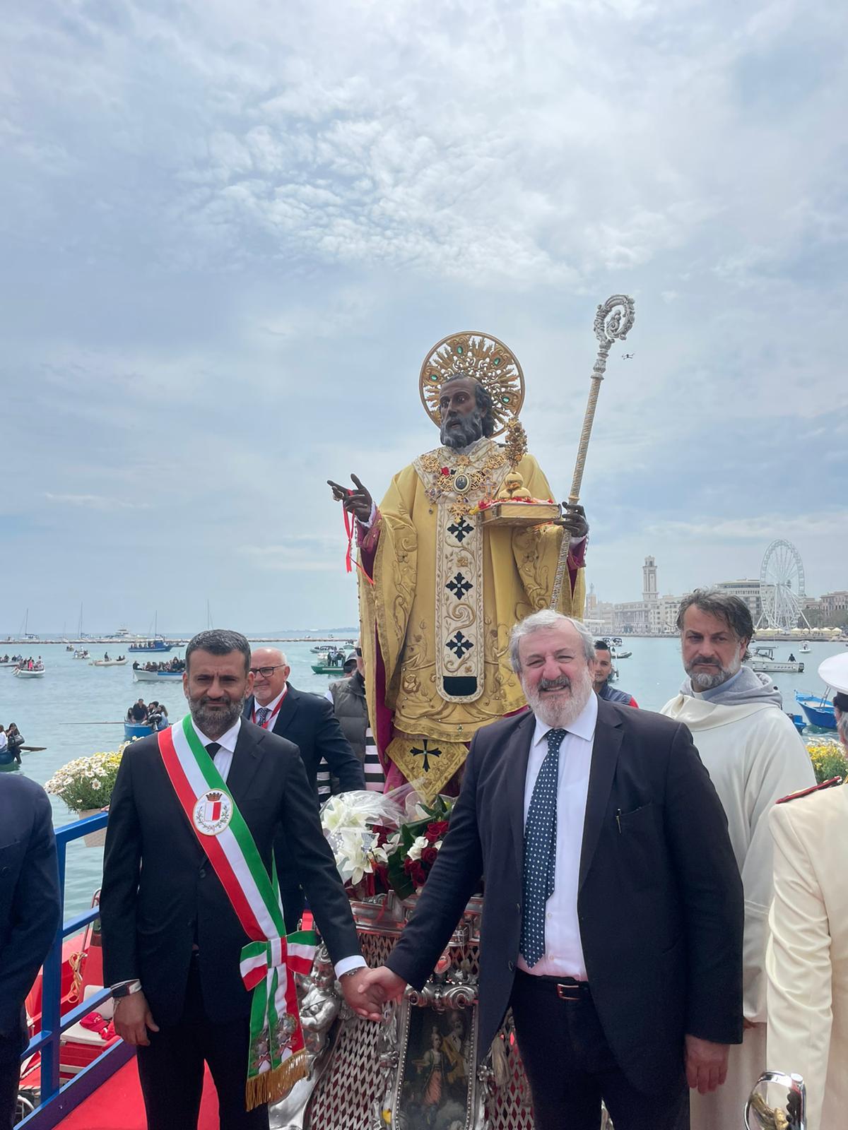 Galleria EMILIANO ALLE CELEBRAZIONI PER SAN NICOLA A BARI: “È LA FESTA IN CUI SI CELEBRA LA GRANDEZZA DELL’UMANITÀ”  - Diapositiva 2 di 14