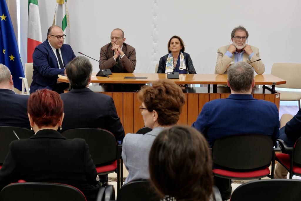 Galleria Dalla collaborazione tra Regione Puglia, Medici con l’Africa Cuamm e Università di Bari nasce un modello efficiente di accoglienza e servizi sanitari per i migranti - Diapositiva 1 di 11