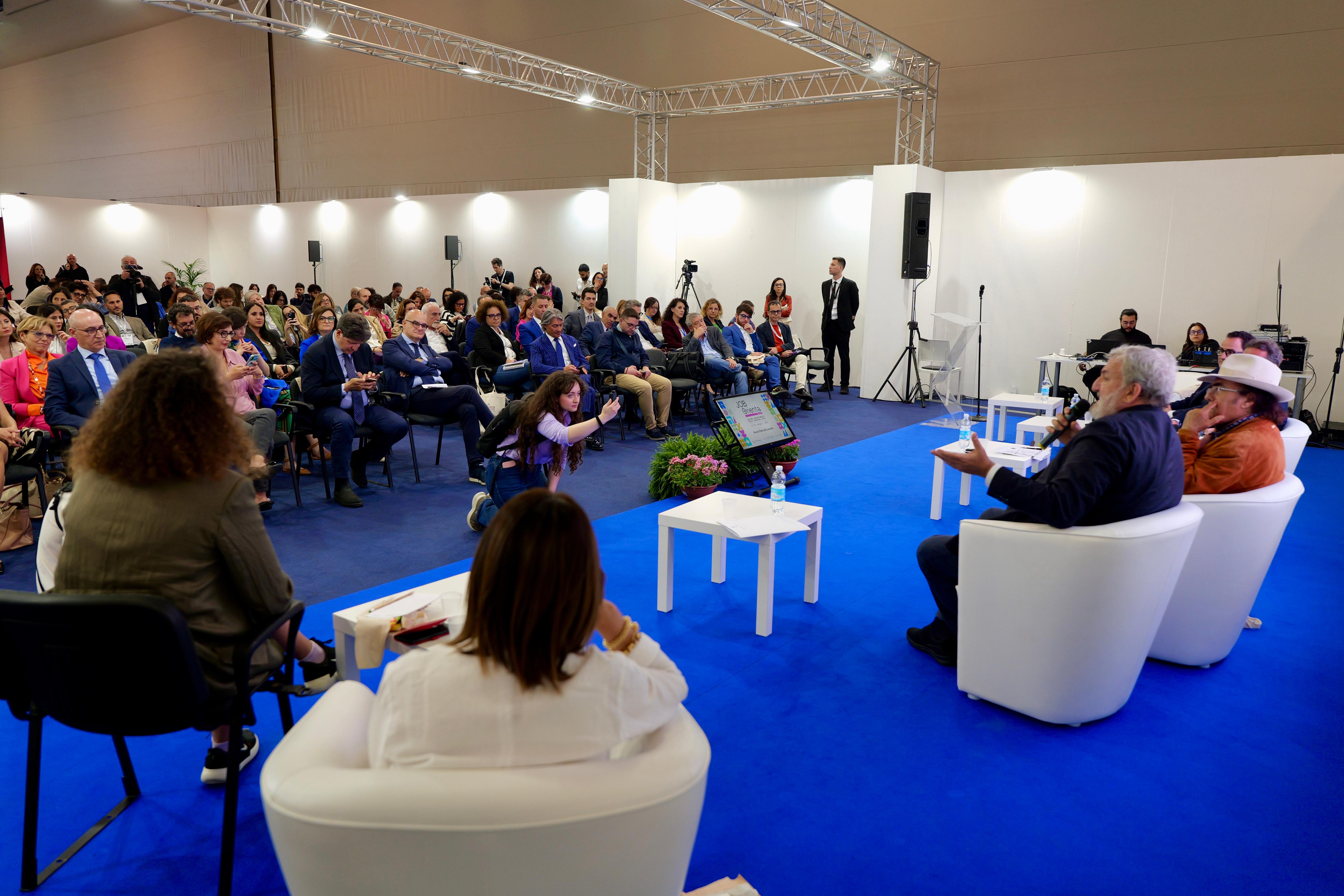 Galleria IL PRESIDENTE EMILIANO E L’ASSESSORE LEO ALLA SECONDA GIORNATA DI JOB&ORIENTA: VISITA TRA GLI STAND CON AL BANO - Diapositiva 2 di 13