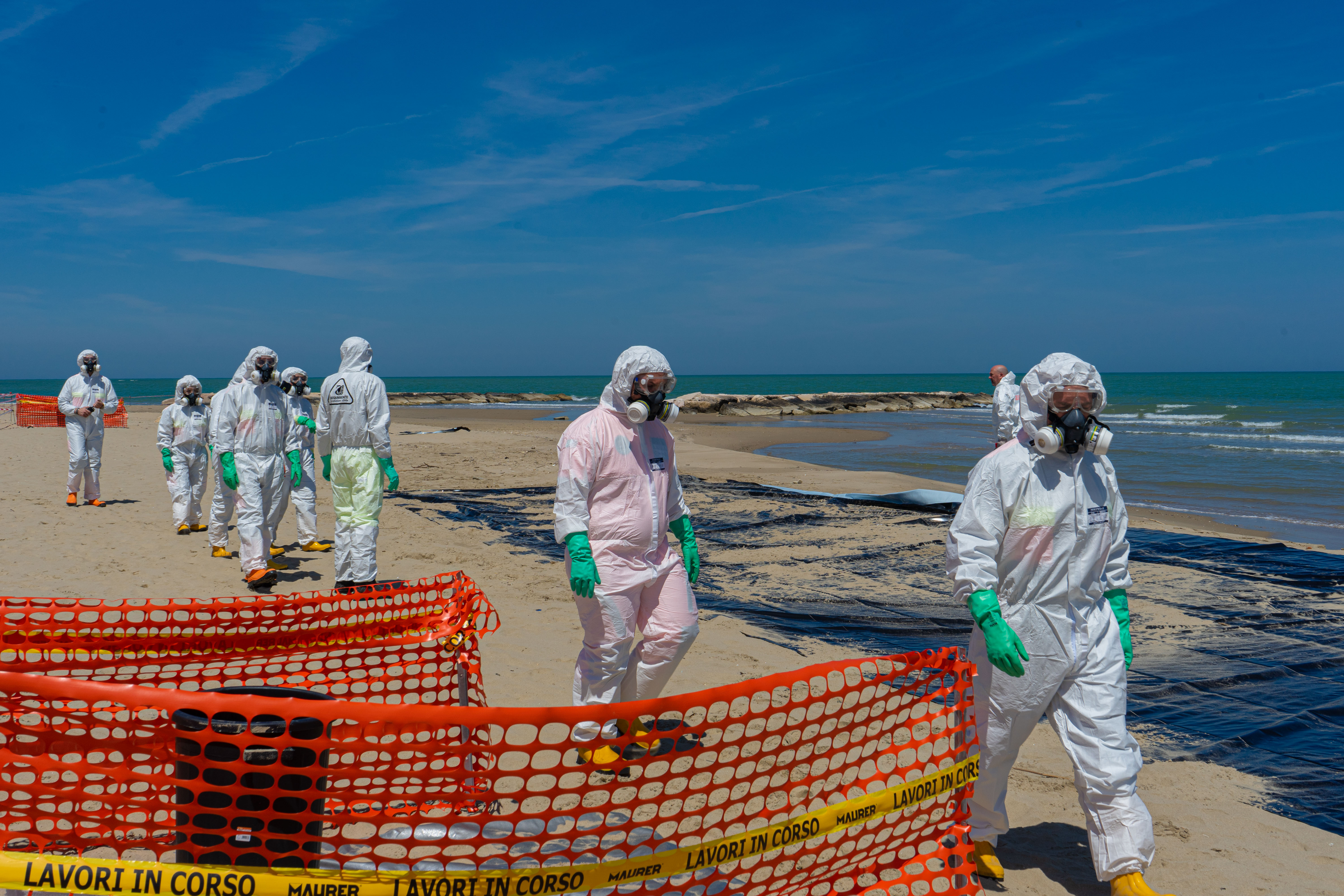 Galleria Protezione civile, esercitazione per un pronto intervento a difesa di coste e mare a seguito di sversamento e spiaggiamento di idrocarburi - Diapositiva 5 di 6
