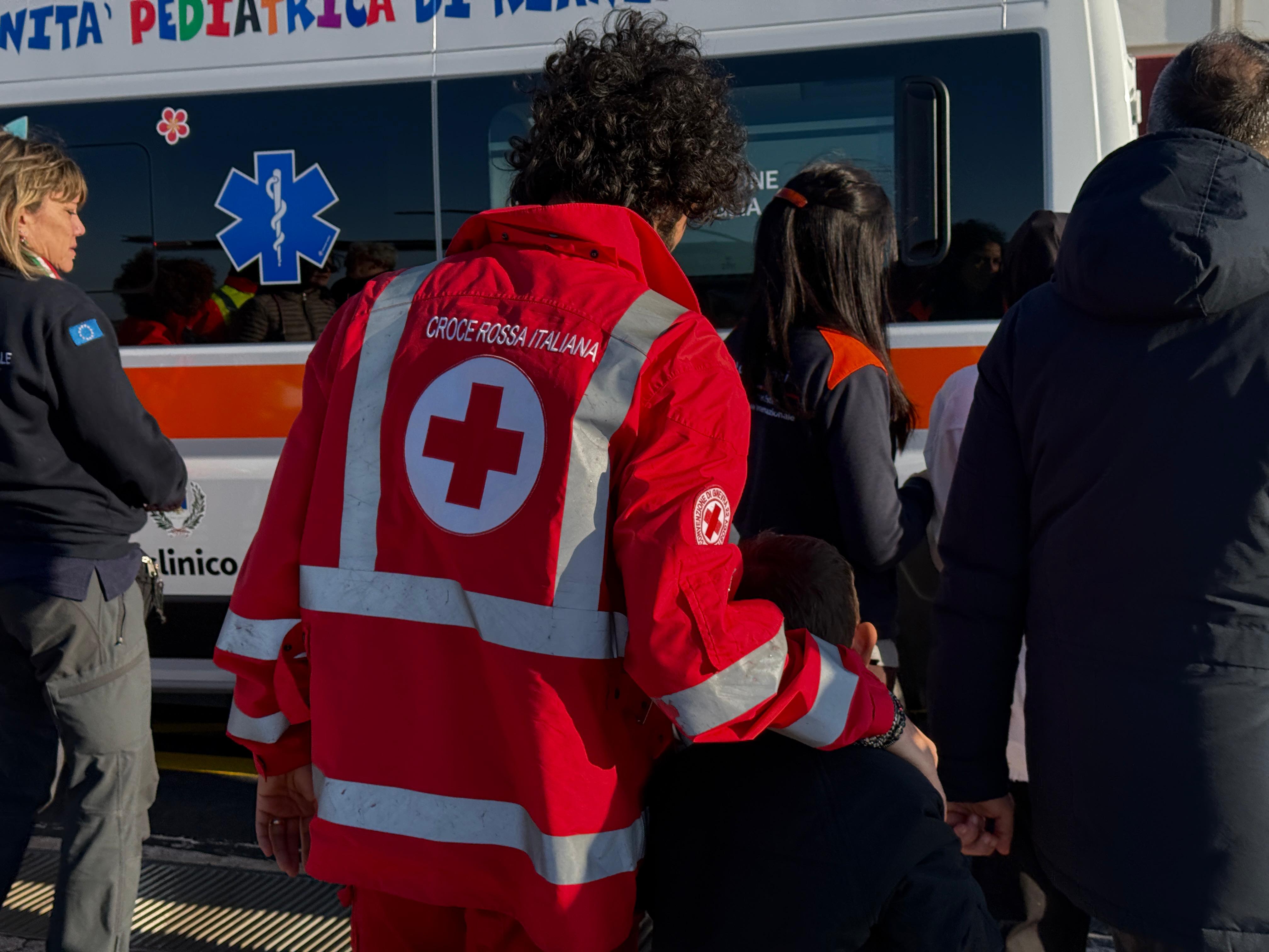 Galleria EMILIANO E PIEMONTESE ACCOLGONO UNA FAMIGLIA PALESTINESE DA GAZA CHE ACCOMPAGNA UNA BAMBINA CHE SARÀ CURATA DAL POLICLINICO DI BARI - Diapositiva 1 di 10
