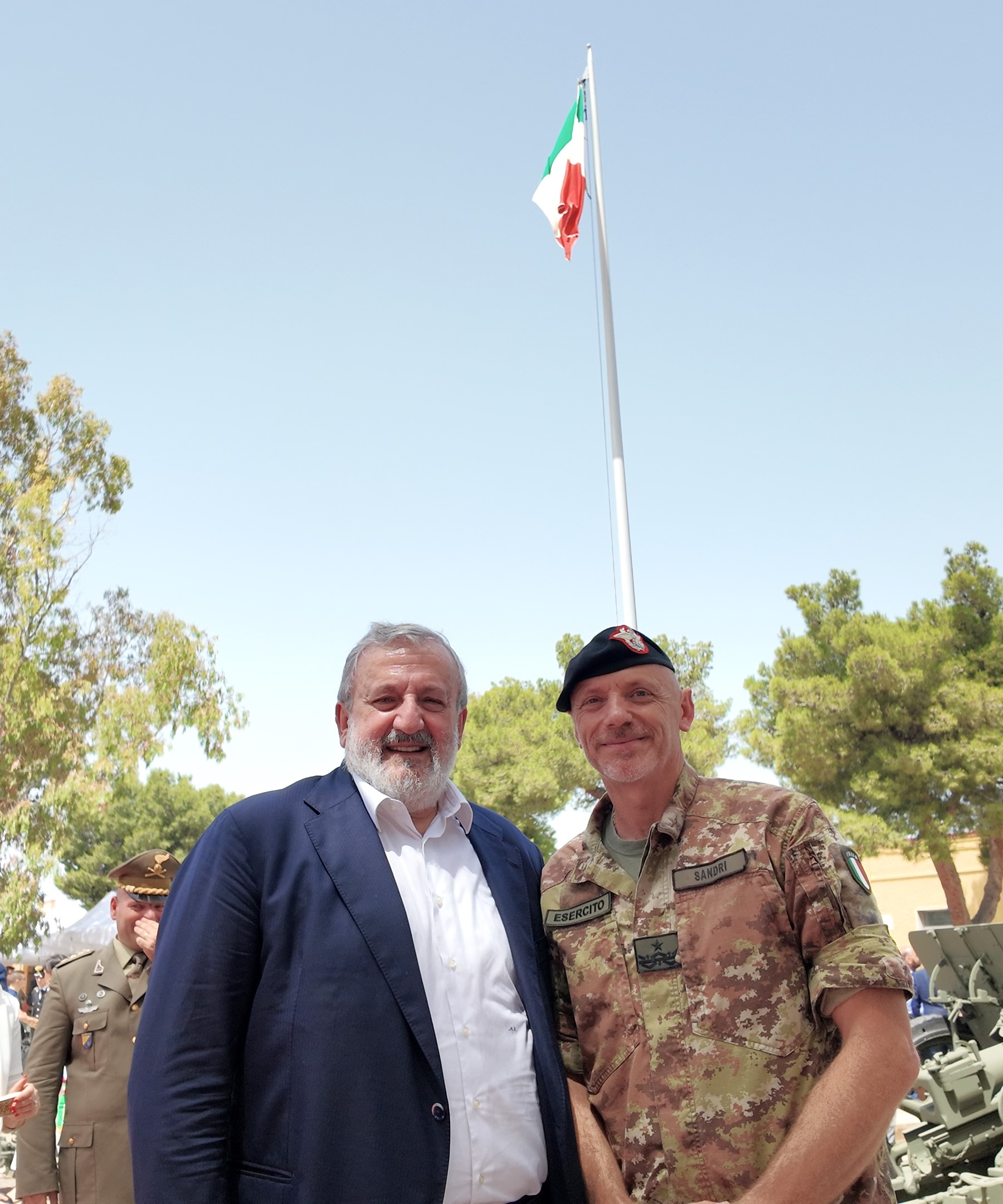 Galleria IL PRESIDENTE EMILIANO ALLA CERIMONIA DI AVVICENDAMENTO DELLA BRIGATA PINEROLO: “GRANDE LAVORO SVOLTO IN QUESTI ANNI E DURANTE IL G7” - Diapositiva 5 di 8