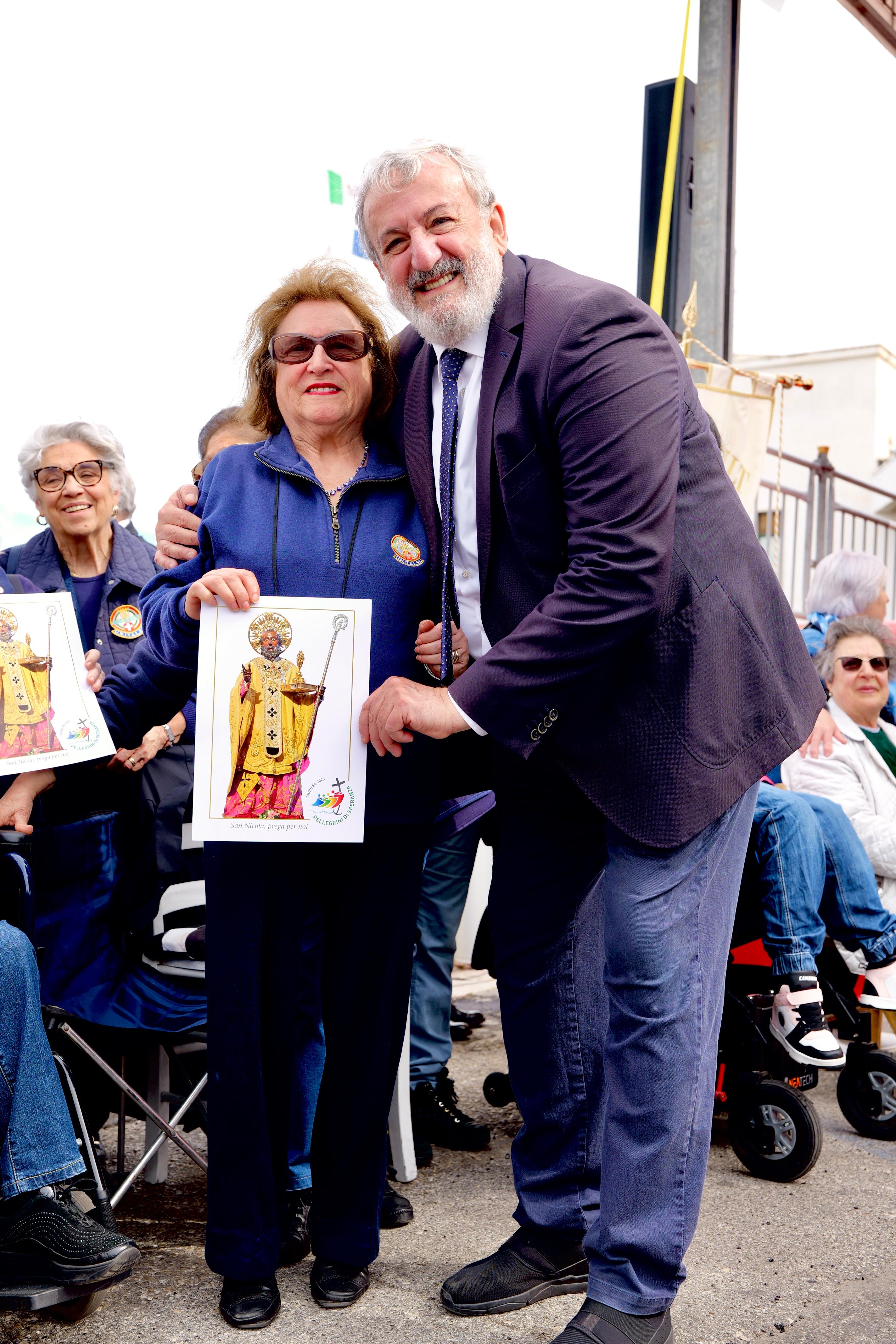 Galleria Bari, Emiliano alle celebrazioni per la festa di San Nicola: “E’ anche il patrono della Puglia che si celebra in giornate importanti” - Diapositiva 4 di 9