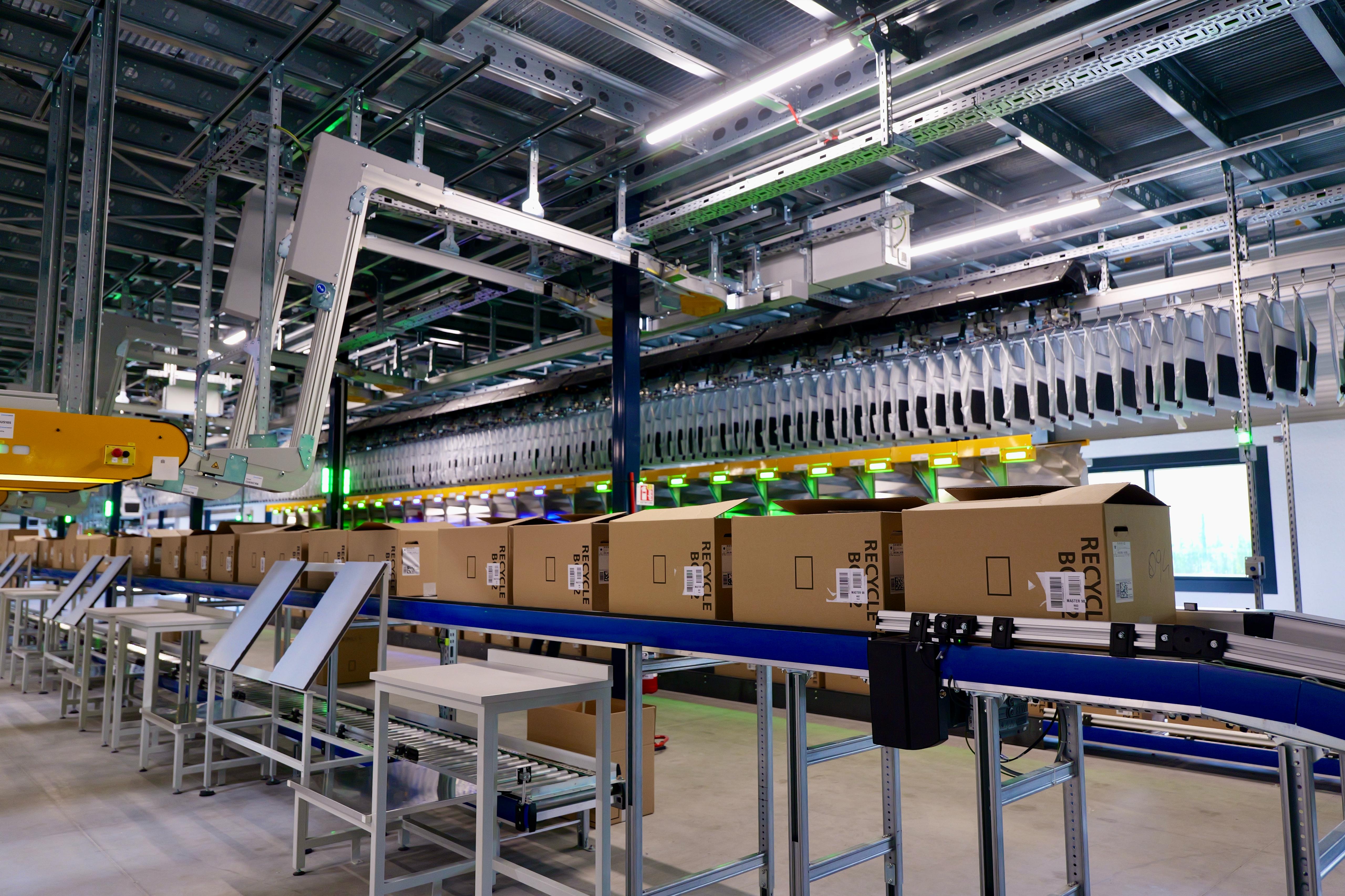 Galleria Gruppo OVS presenta in Puglia il nuovo polo di innovazione tecnologica e il centro evoluto per il riutilizzo dei capi in ottica di economia circolare - Diapositiva 9 di 11