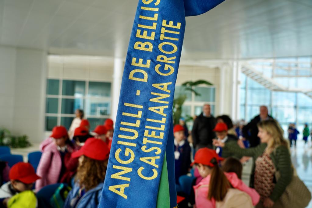 Galleria Emiliano incontra gli studenti della scuola primaria “Angiulli-De Bellis” di Castellana Grotte - Diapositiva 1 di 6