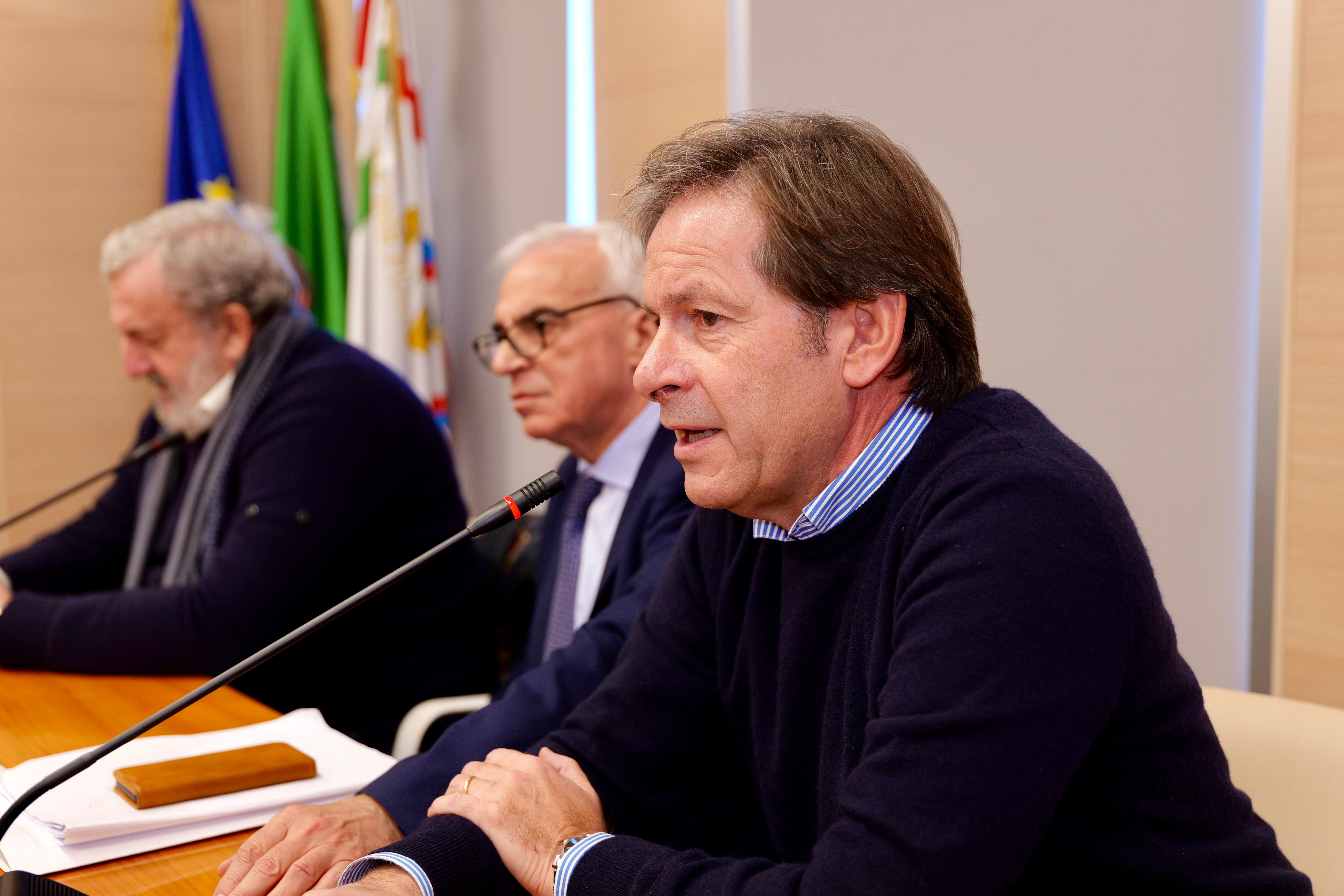 Galleria DONAZIONE DI SANGUE, IL PRESIDENTE EMILIANO FIRMA NUOVA CONVENZIONE - Diapositiva 8 di 12