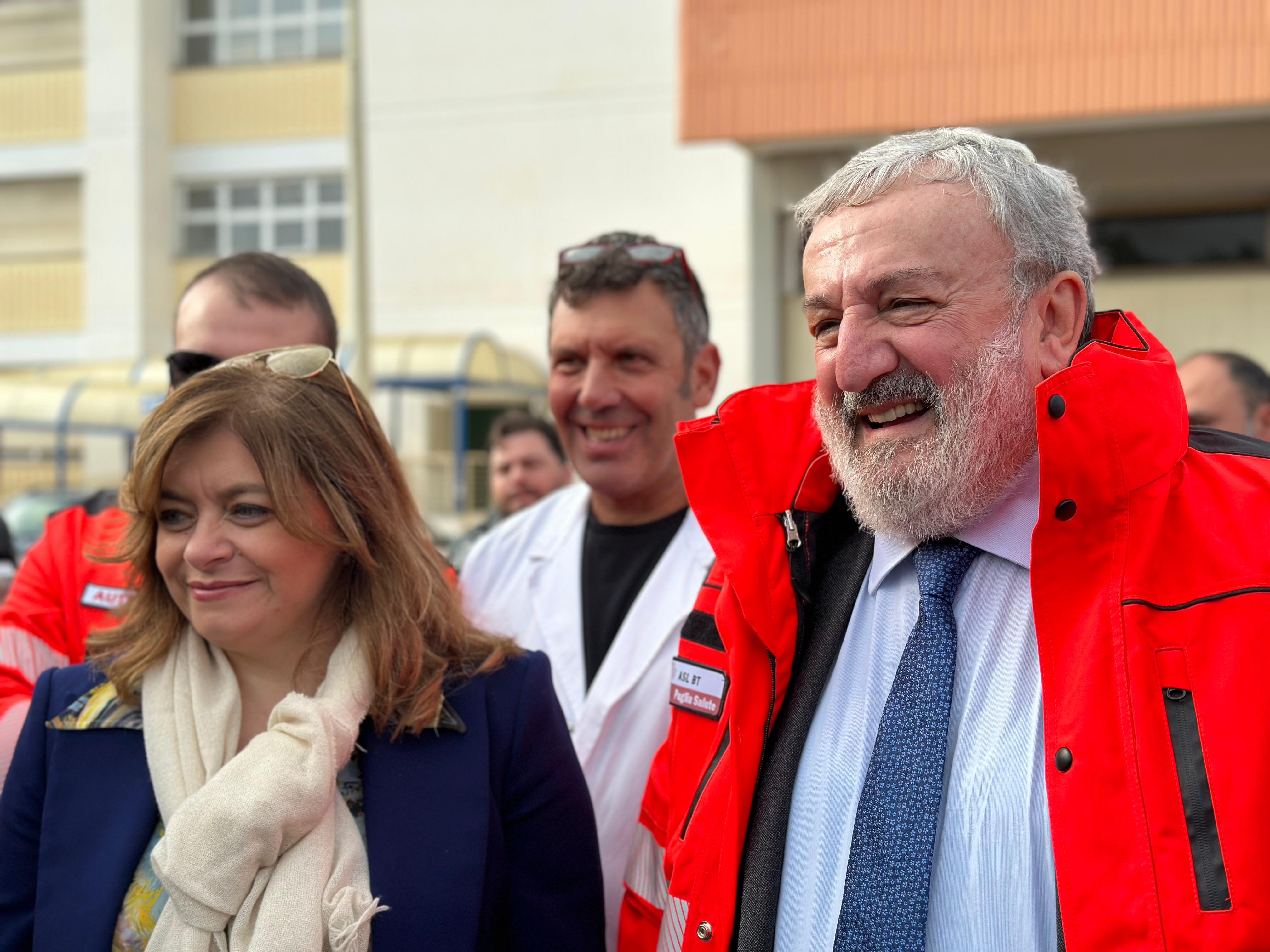 Galleria INTERNALIZZAZIONE 118 ASL BT: IL PRESIDENTE EMILIANO OGGI ALLA FIRMA DEL CONTRATTO SANITASERVICE DI 198 AUTISTI E AUTISTI SOCCORRITORI - Diapositiva 2 di 9