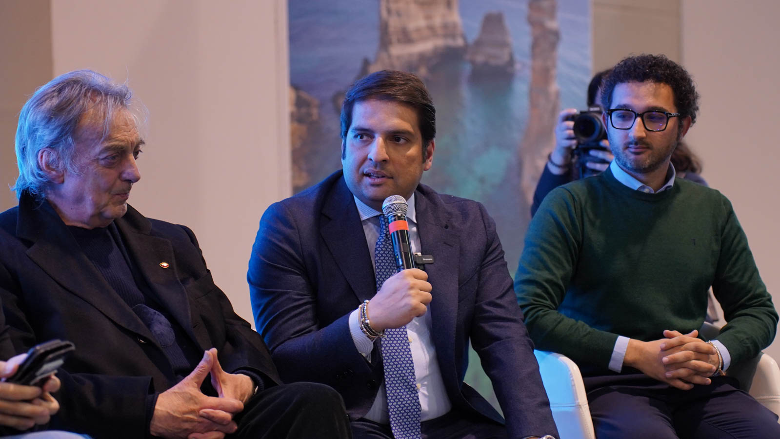 Galleria EMILIANO: “QUESTO DEVE ESSERE L’ANNO ZERO DEI RIFIUTI IN PUGLIA” - Diapositiva 2 di 10
