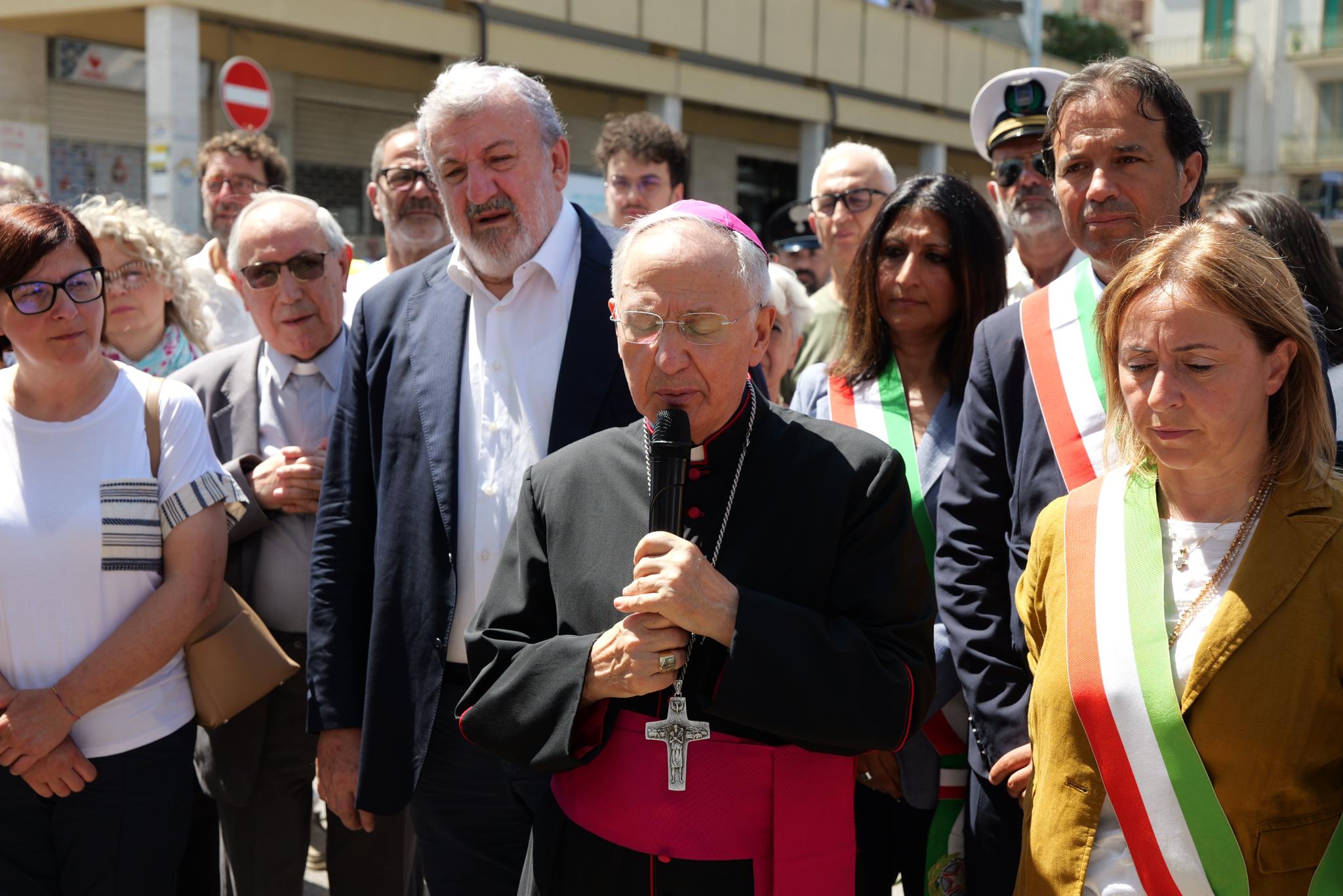 Galleria Emiliano e Ciliento alla commemorazione delle vittime della strage dei treni Andria- Corato del 12 luglio 2016 - Diapositiva 5 di 7