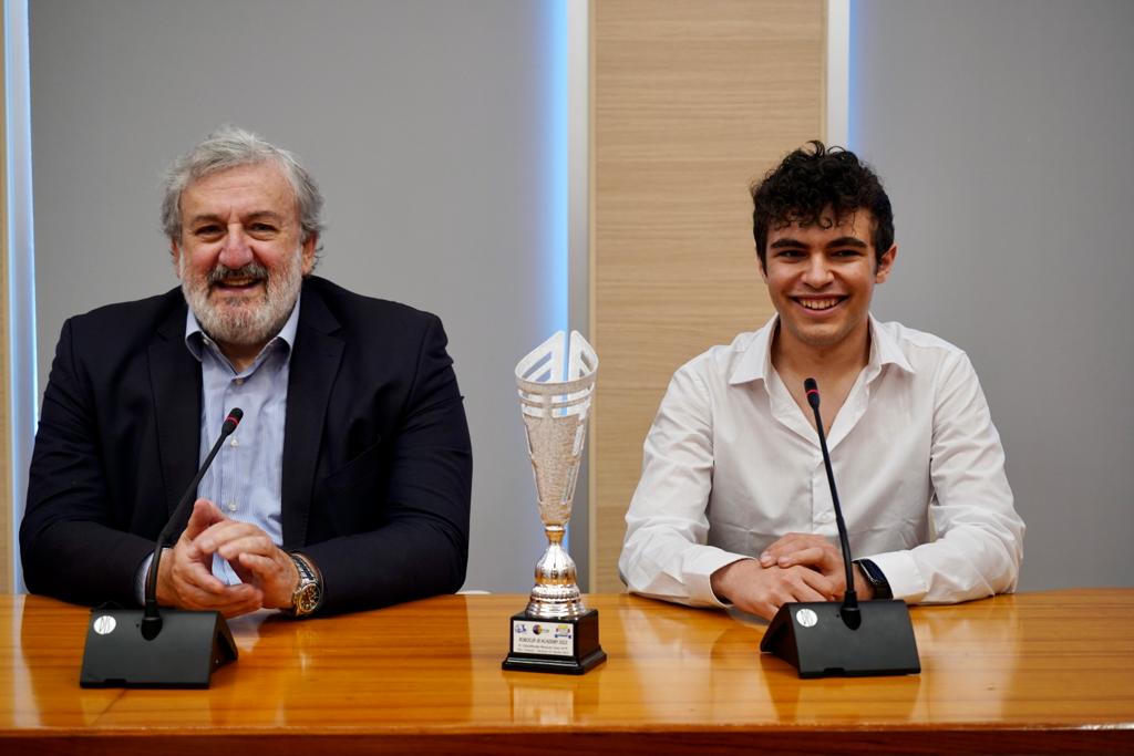 Galleria Il presidente Emiliano riceve gli studenti dell’IISS Marconi-Hack di Bari arrivati terzi ai campionati nazionali di robotica - Diapositiva 4 di 8