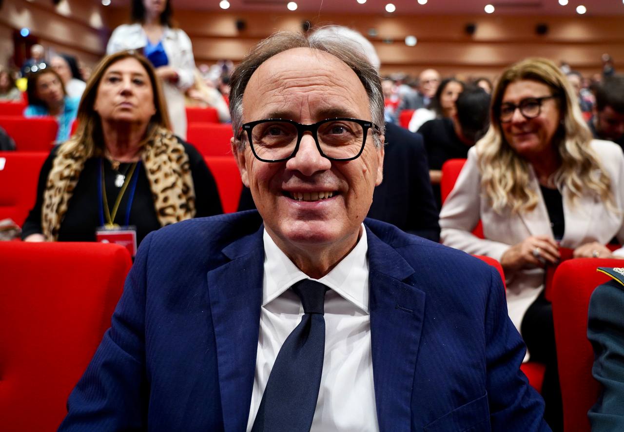 Galleria Emiliano e Leo al convegno “La Scuola, un cantiere sempre aperto sul futuro” con il Ministro Valditara. - Diapositiva 1 di 9