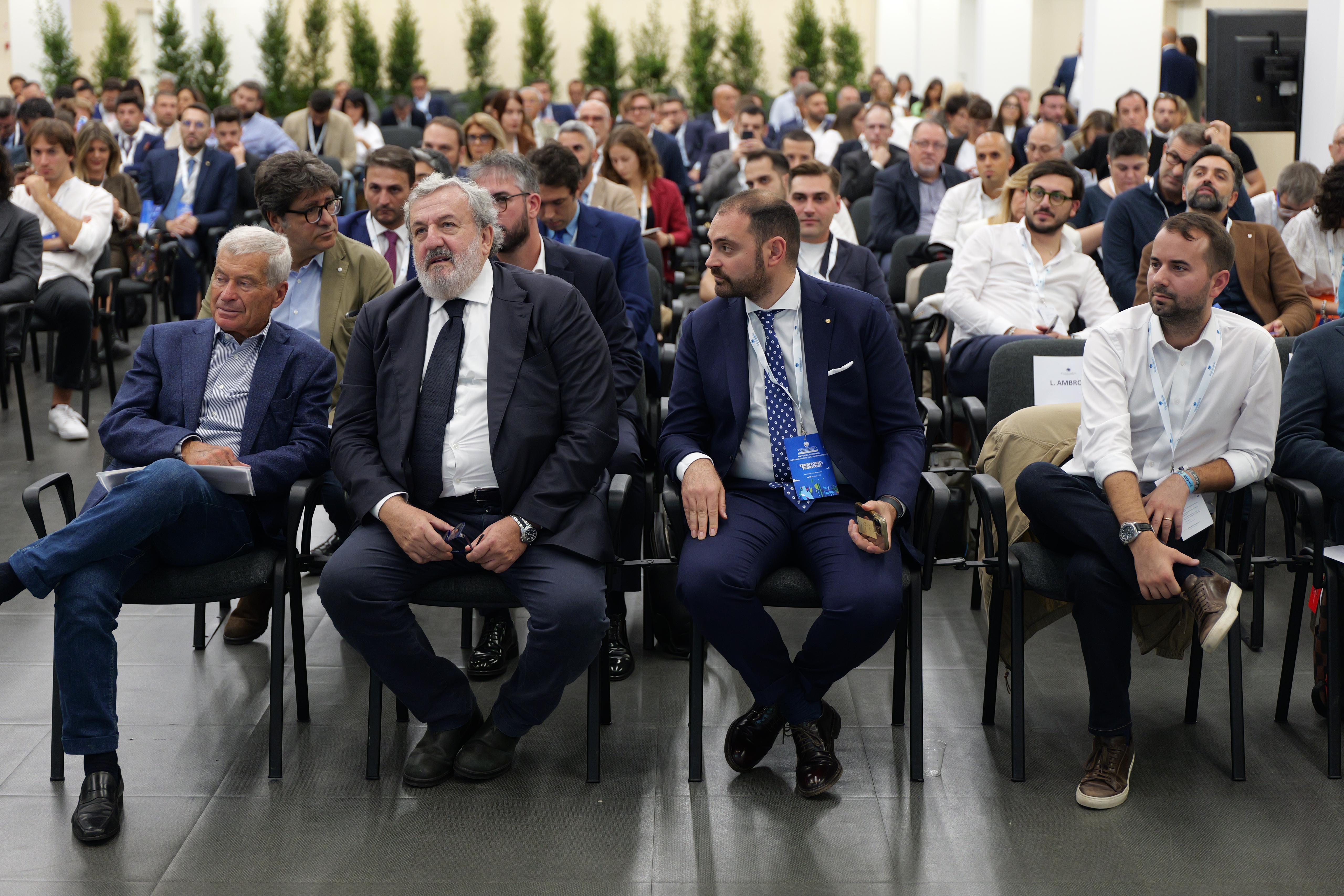 Galleria IL PRESIDENTE EMILIANO AL XIV FORUM NAZIONALE DEI GIOVANI IMPRENDITORI CONFCOMMERCIO - Diapositiva 2 di 6