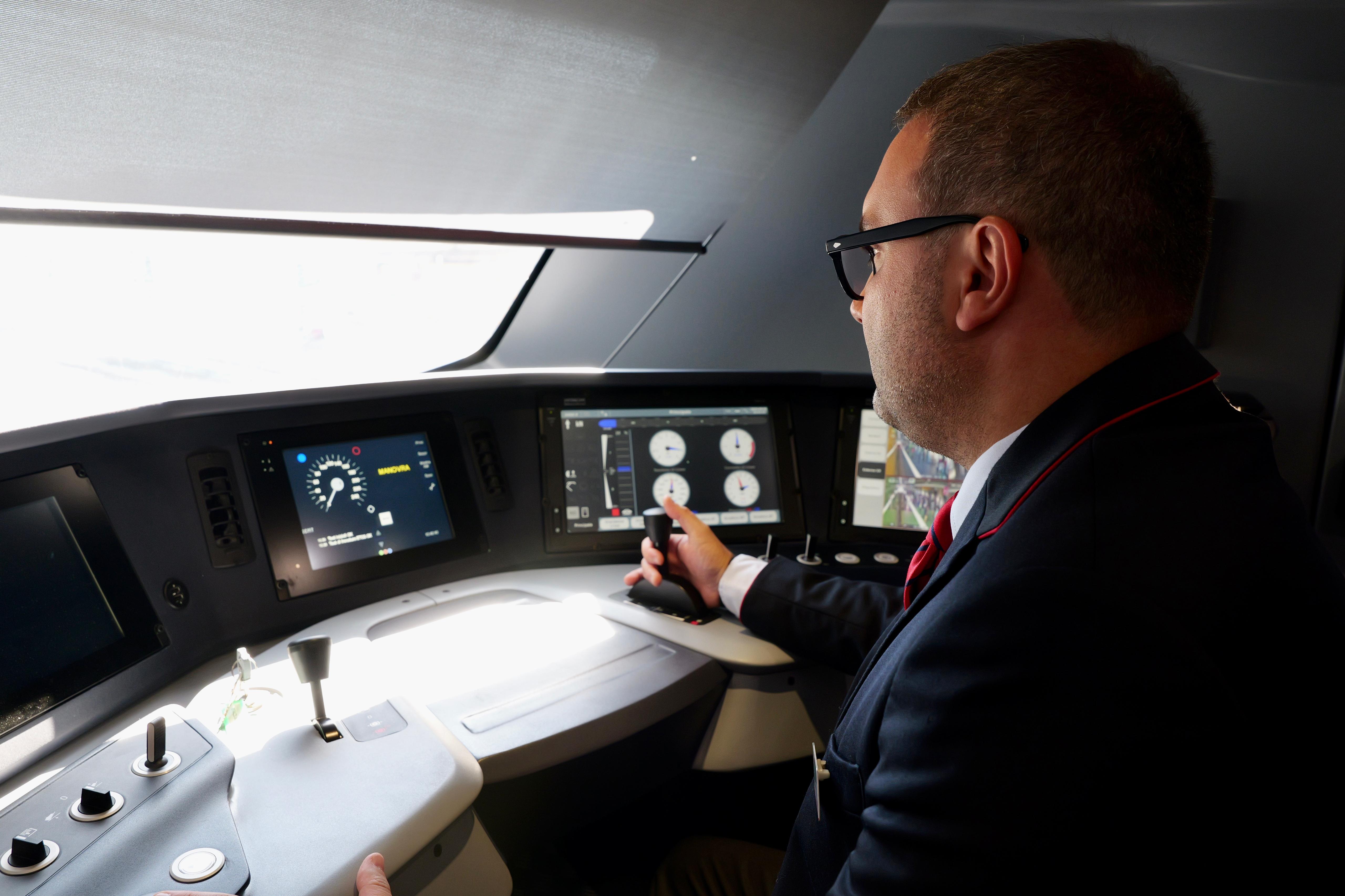 Galleria Trasporti, Ciliento: “La flotta interamente rinnovata del Regionale di Trenitalia dimostra la volontà della Regione di investire in un TPL sicuro, efficiente e sostenibile” - Diapositiva 3 di 13