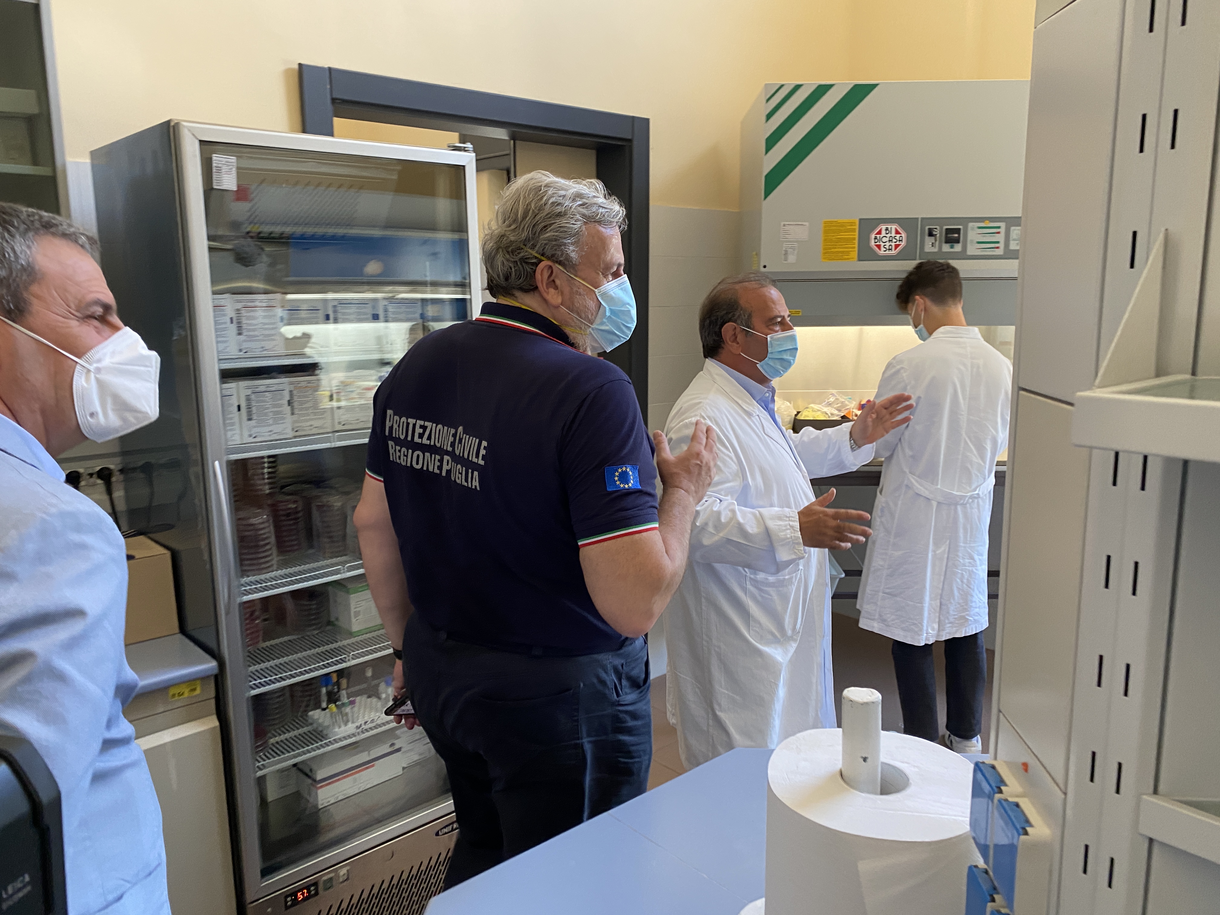 Galleria Emiliano visita il nuovo laboratorio di microbiologia e virologia del “De Bellis” di Castellana: può processare oltre 800 tamponi al giorno - Diapositiva 8 di 8