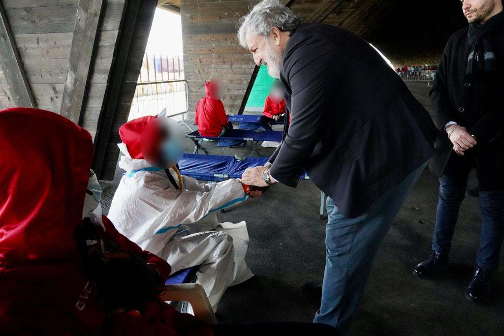 Galleria ACCOLTA A BRINDISI LA NAVE DI EMERGENCY CON 105 PERSONE SALVATE AL LARGO DELLA LIBIA. - Diapositiva 11 di 15