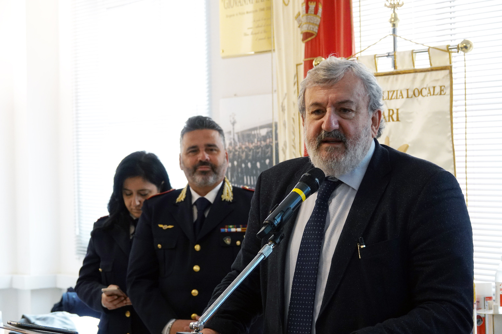 Galleria PRESENTATA A BARI LA SCUOLA REGIONALE DELLA POLIZIA LOCALE. EMILIANO: “UN CERVELLO COLLETTIVO A DISPOSIZIONE DI TUTTI. PER DIVENTARE MIGLIORI, BISOGNA STUDIARE” - Diapositiva 6 di 12