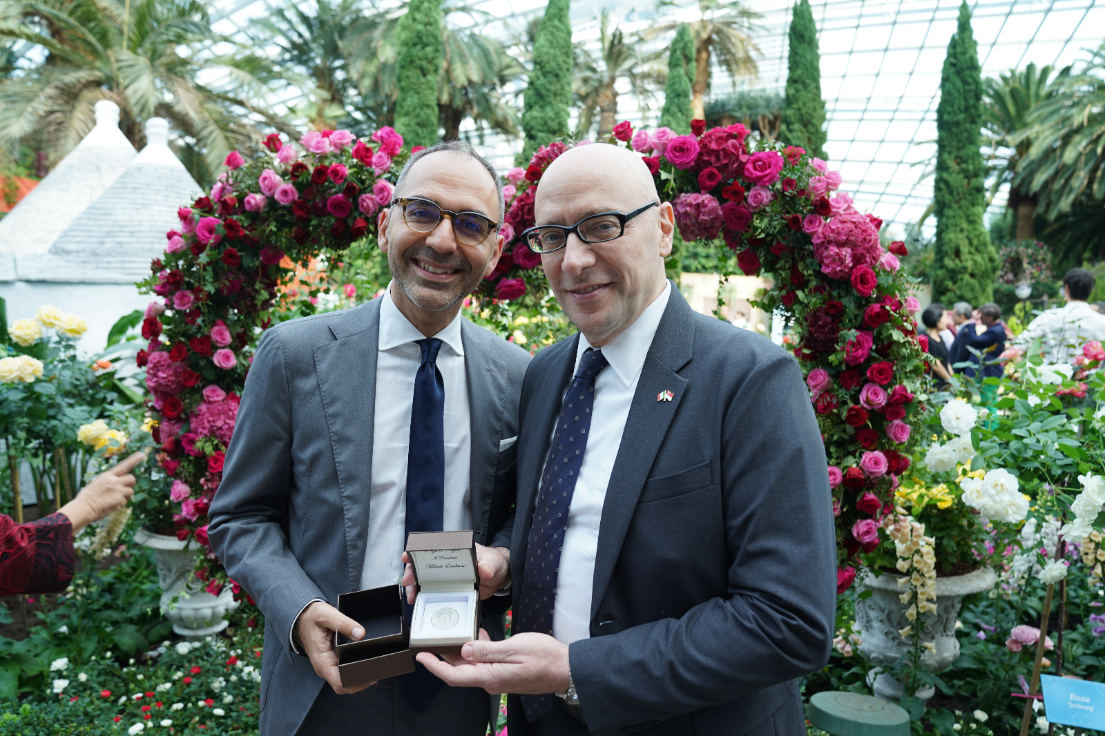 Galleria La Puglia a Singapore nel giorno della Festa della Repubblica, al grande evento “Rose Romance” promosso dall'Ambasciata d’Italia - Diapositiva 1 di 22