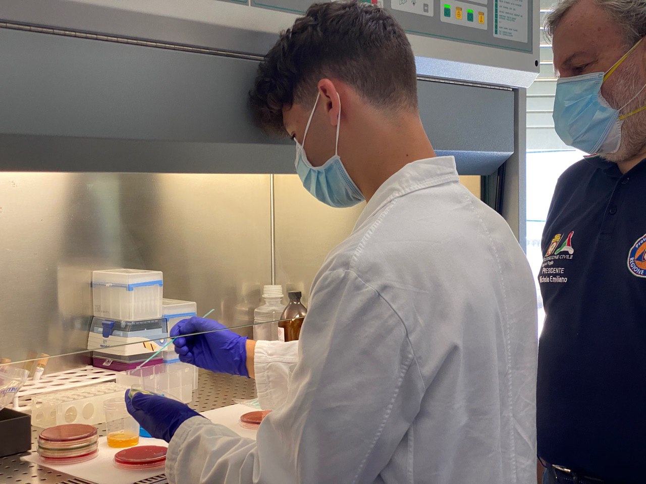 Galleria Emiliano visita il nuovo laboratorio di microbiologia e virologia del “De Bellis” di Castellana: può processare oltre 800 tamponi al giorno - Diapositiva 5 di 8