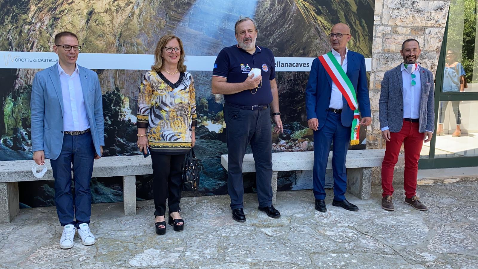 Galleria Emiliano alla riapertura delle Grotte di Castellana: “venite a visitarle, sono uniche al mondo” - Diapositiva 5 di 13