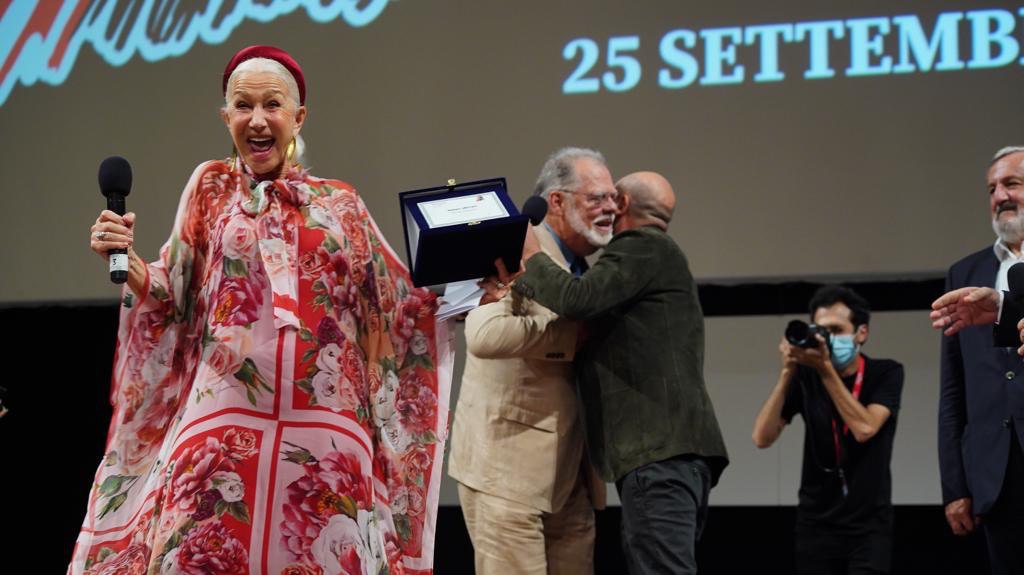 Galleria BIFEST, EMILIANO ALLA PREMIAZIONE DI HELEN MIRREN E TAYLOR HACKFORD - Diapositiva 16 di 27