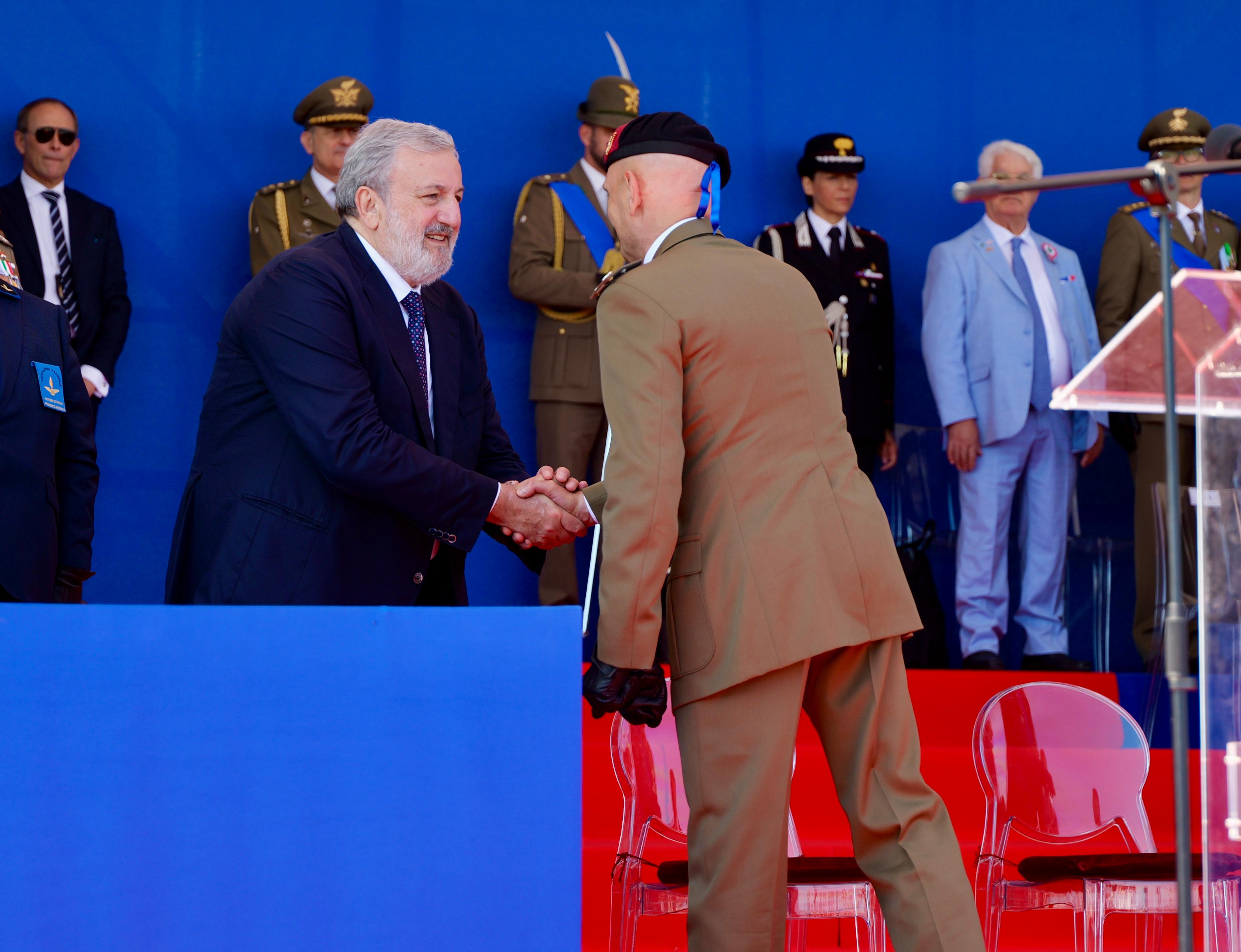 Galleria IL PRESIDENTE EMILIANO ALLE CELEBRAZIONI PER IL 164° ANNIVERSARIO DELL’ESERCITO: “É ANCHE LA FESTA DEI TANTI PUGLIESI CHE HANNO OFFERTO LA VITA E SERVITO LA PATRIA”. - Diapositiva 3 di 13