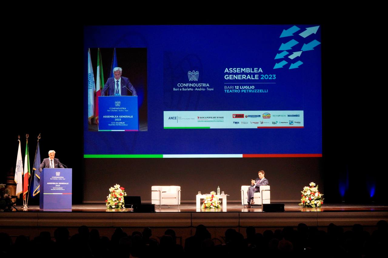 Galleria EMILIANO ALL’ASSEMBLEA GENERALE DI CONFINDUSTRIA BARI-BAT: “IL SISTEMA PUGLIA HA CONSENTITO DI RAGGIUNGERE RISULTATI TRA I MIGLIORI D’ITALIA” - Diapositiva 3 di 11